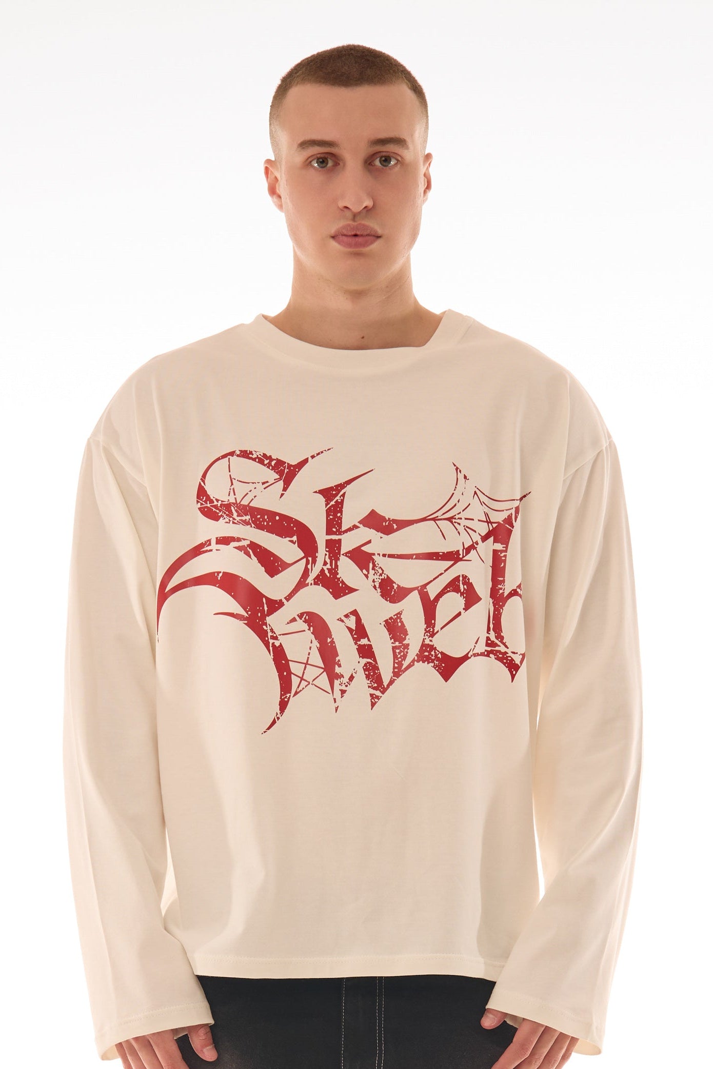 Model bărbat purtând Red Glyph White Long Tee, print roșu Skyweb, cadru mijlociu
