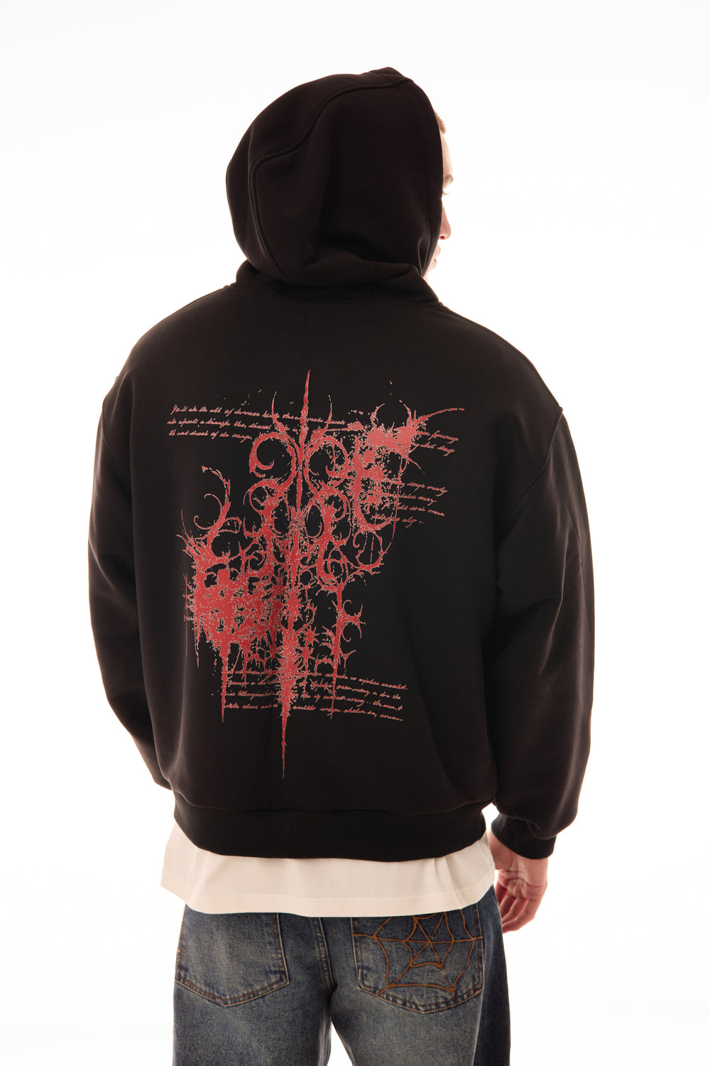 Model barbat văzut din spate purtând Relic Black Hoodie, hanorac negru cu print roșu pe spate, stil urban modern.