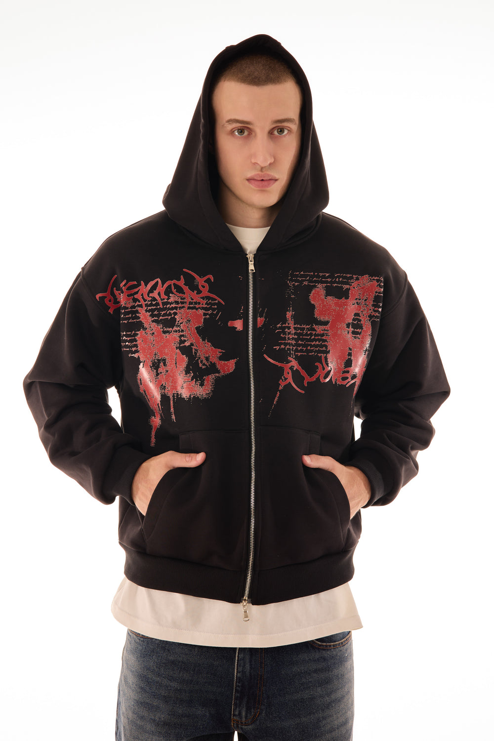 Model masculin purtând Relic Black Hoodie, hanorac negru cu fermoar și print roșu pe față, look streetwear oversized.