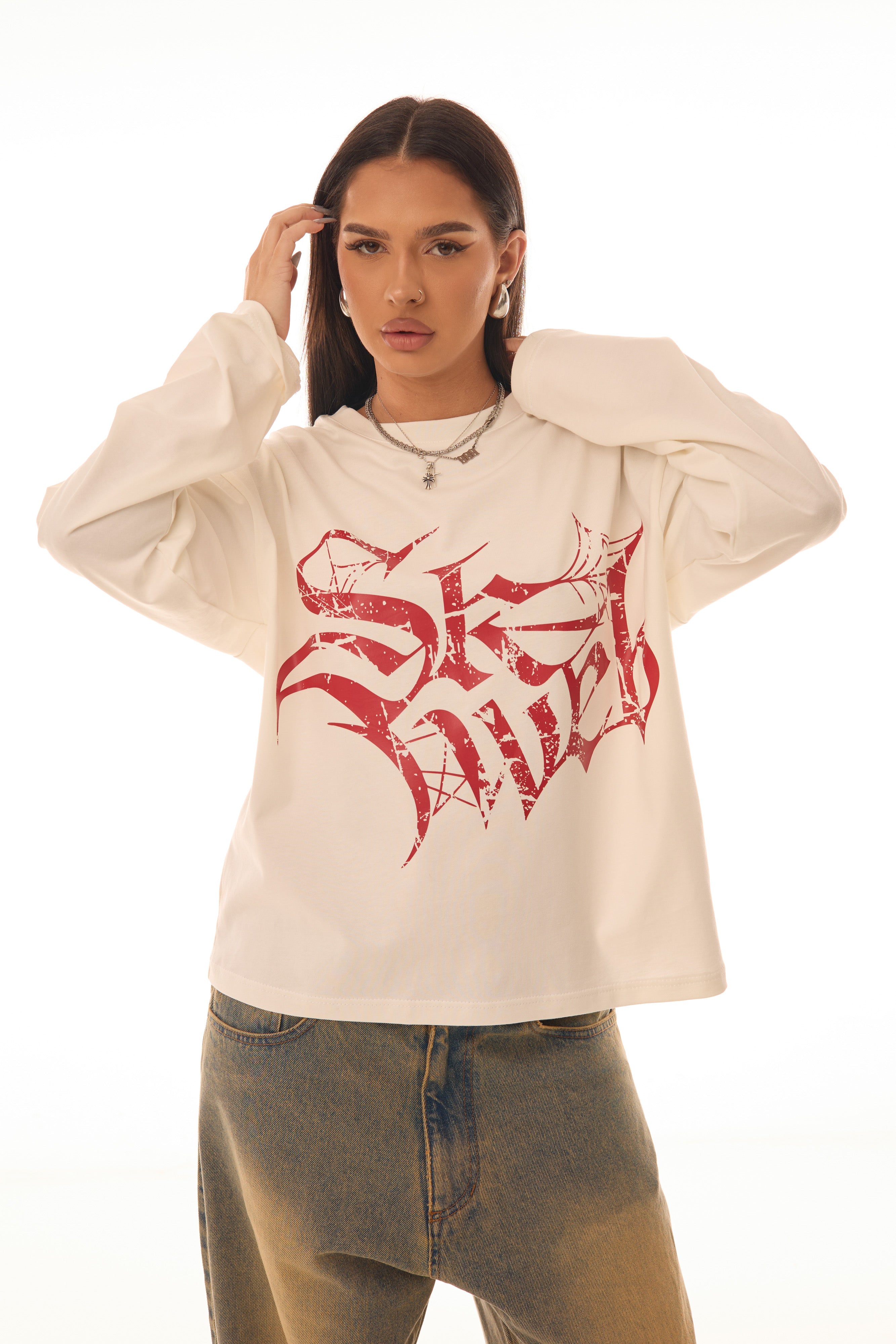 Red Glyph White Long Sleeve Tee Skyweb – tricou alb oversize cu print roșu gotic, model femeie, premium cotton