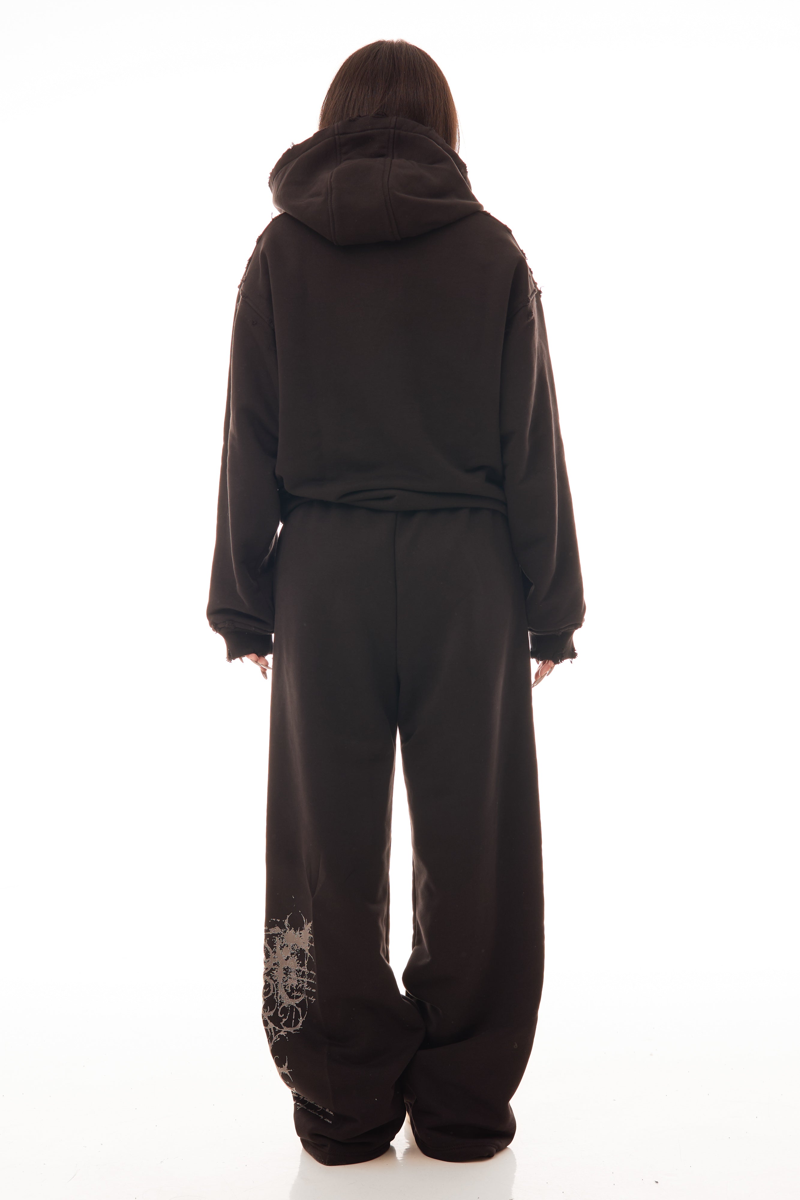 Hanorac Archived Black Hoodie 500gsm, vedere din spate pe model femeie