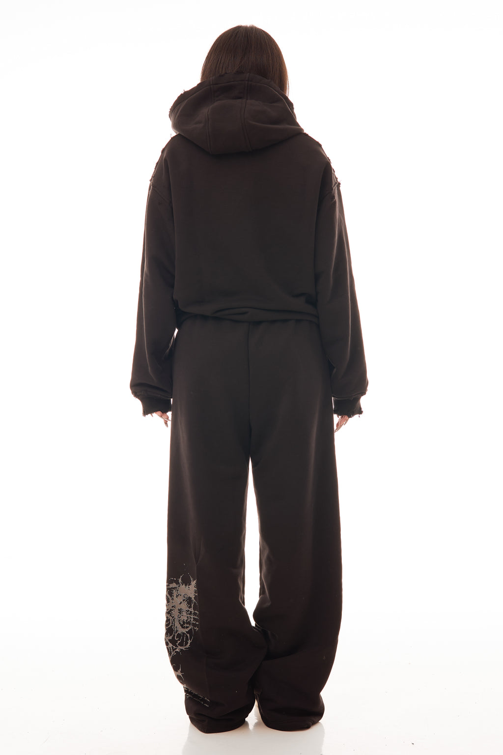 Hanorac Archived Black Hoodie 500gsm, vedere din spate pe model femeie
