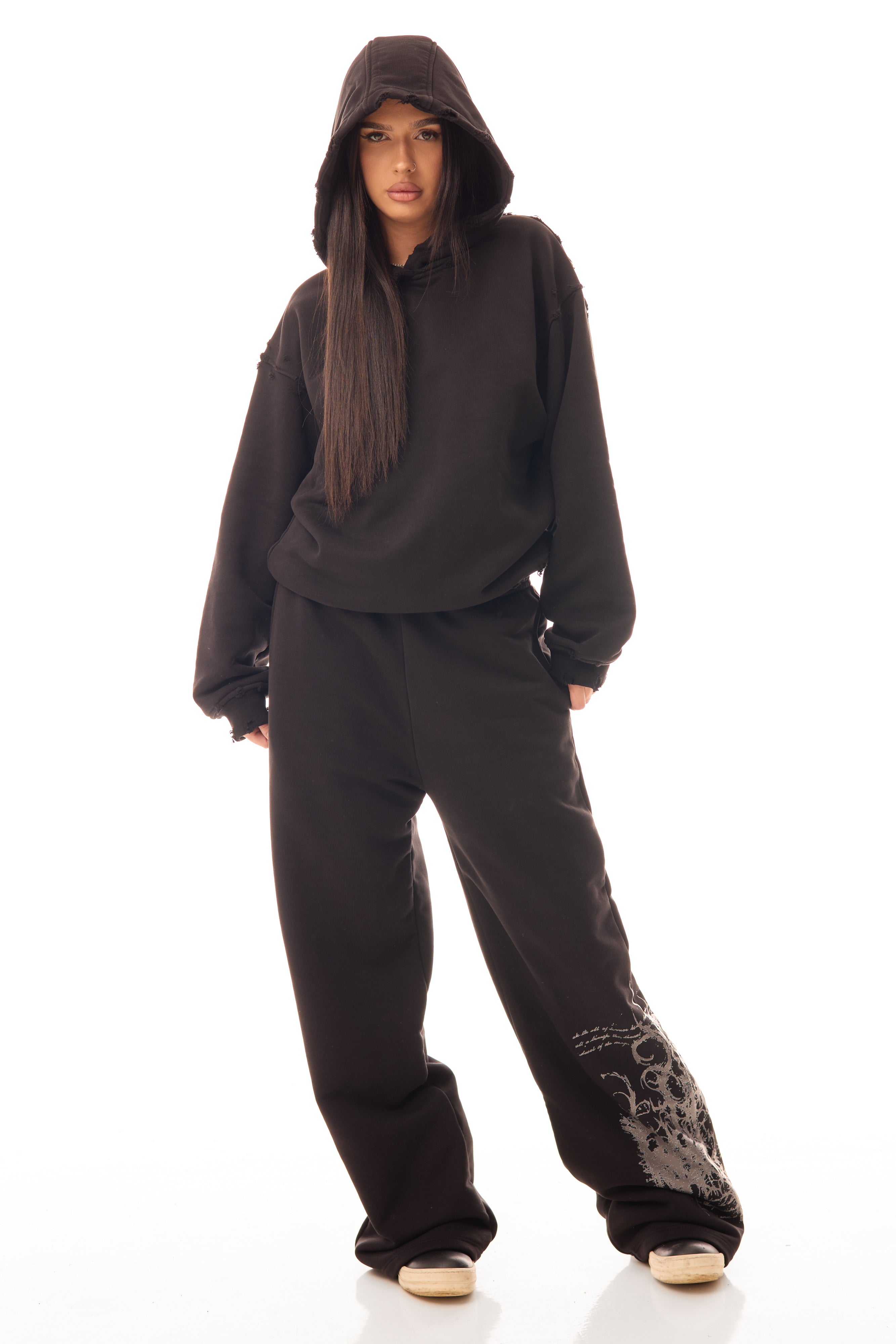 Hanorac Archived Black Hoodie 500gsm, vedere frontală pe model femeie