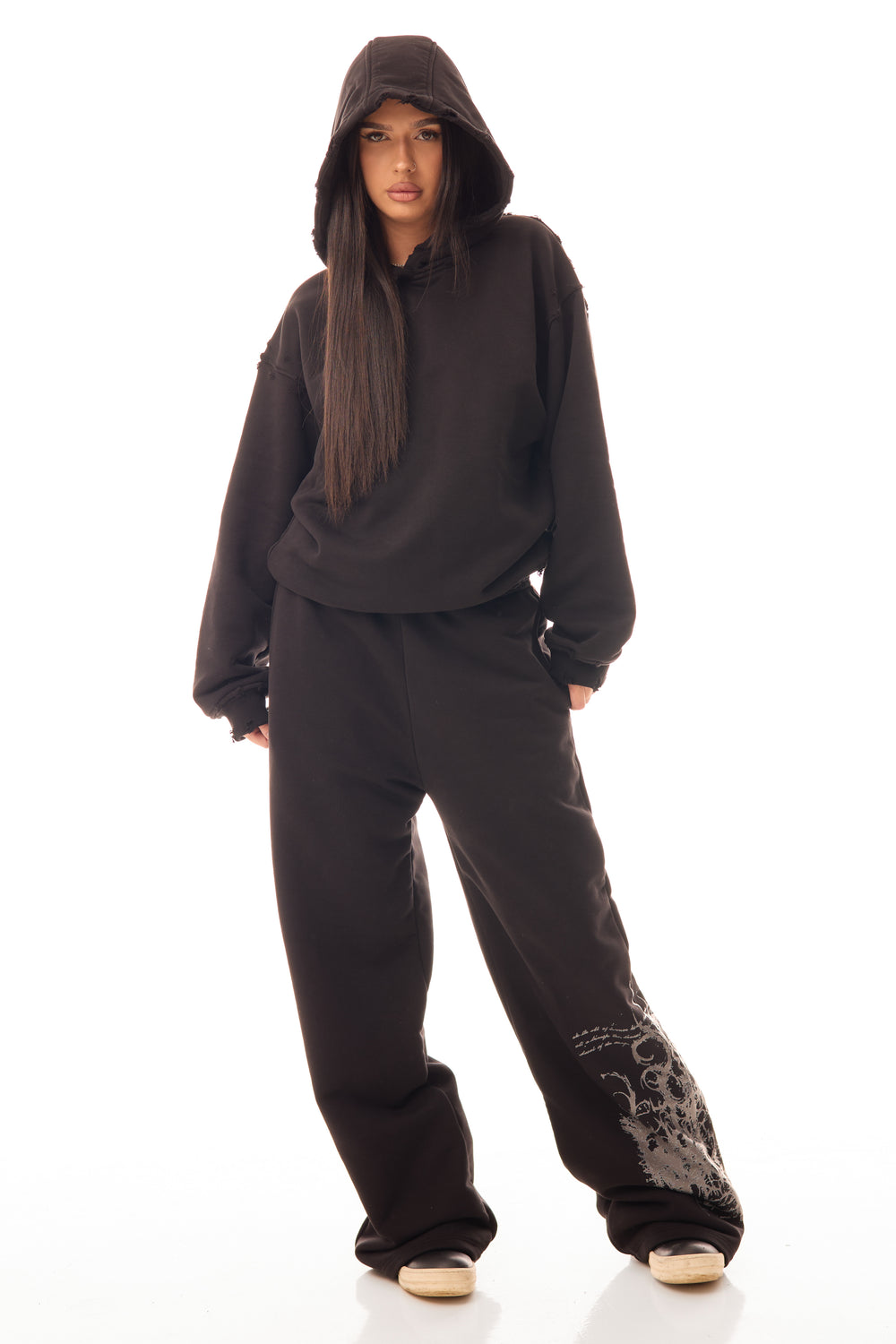 Hanorac Archived Black Hoodie 500gsm, vedere frontală pe model femeie