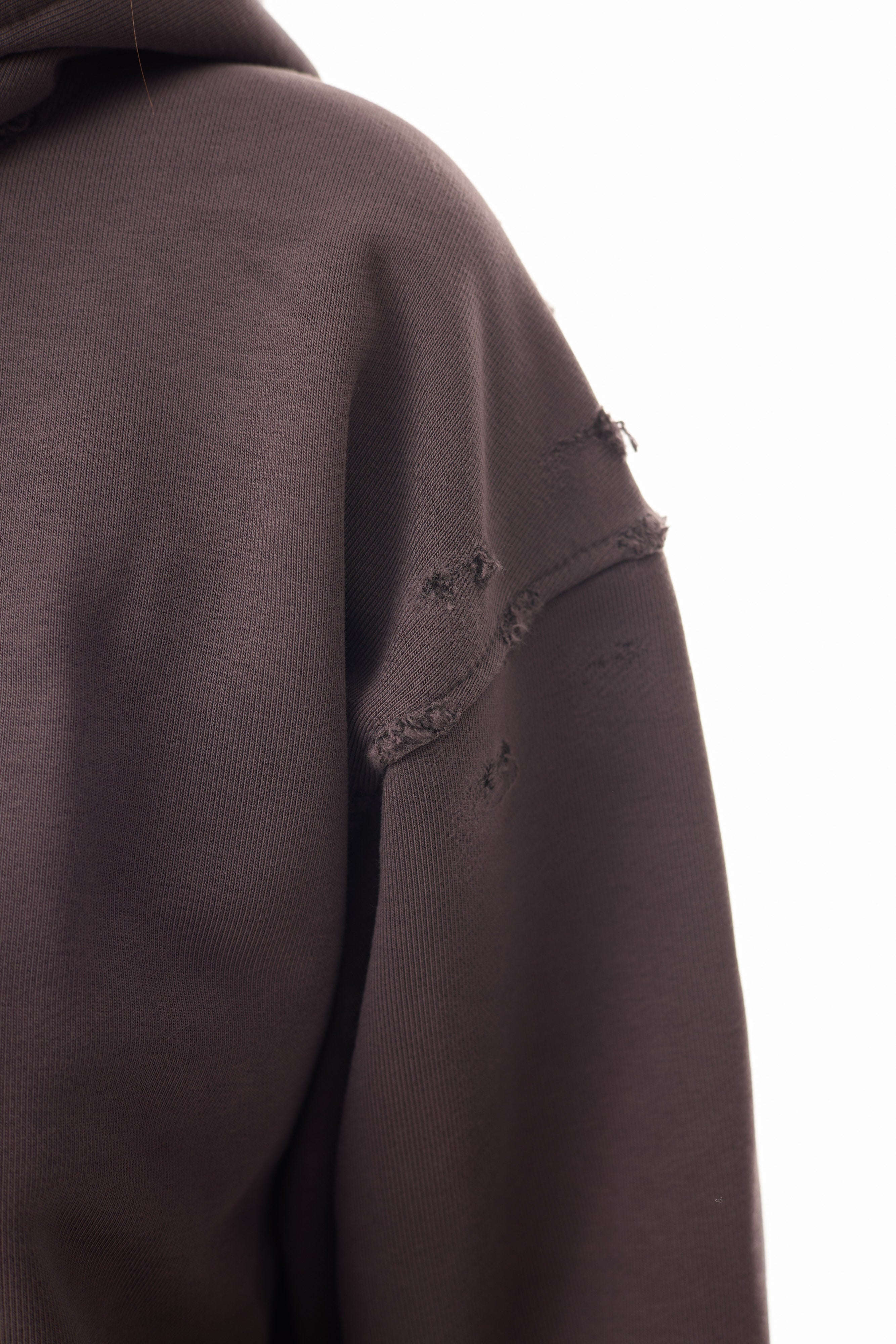 Detaliu umăr și cusături distressed la Archived Grey Hoodie gri, bumbac 500 GSM, cu textură raw și look grunge premium