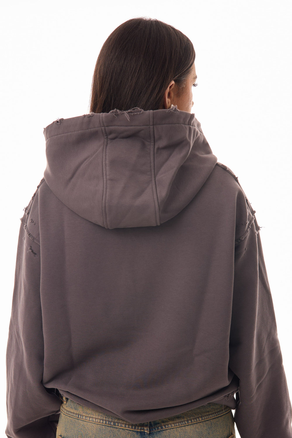 Model femeie purtând Archived Grey Hoodie gri, vedere din spate, fit oversized, bumbac 500 GSM cu detalii raw & distressed