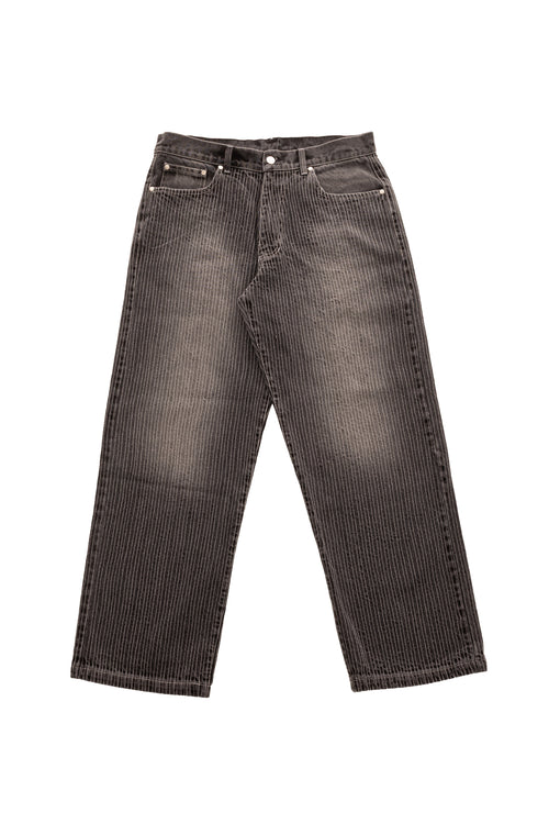 Blugi Axis Denim gri, wide fit, cu tighele verticale albe și fading subtil pe partea frontală.
