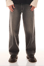 Close-up frontal cu blugii Axis Denim gri, wide fit, cu tighele verticale albe și fading subtil.

