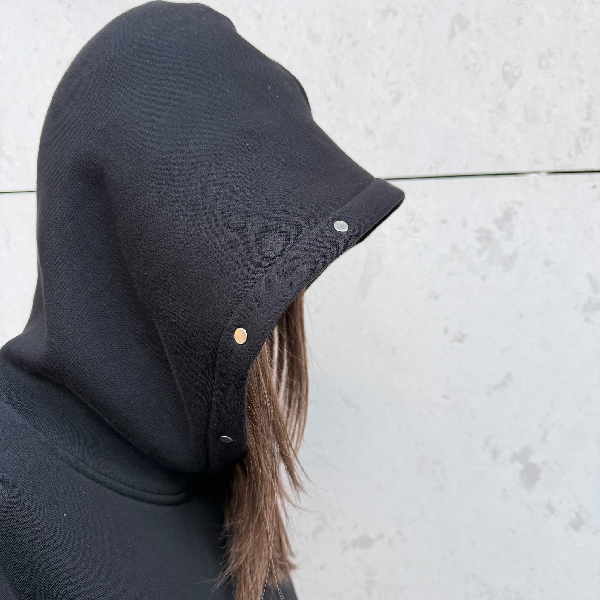 detaliu gluga blackout hoodie negru bumbac 380 gsm