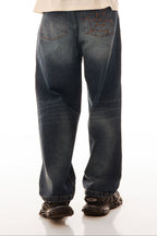 Detaliu spate al blugilor Classic Denim wide fit, cu stonewash, used wash și fading mustache, în nuanță mid-blue.
