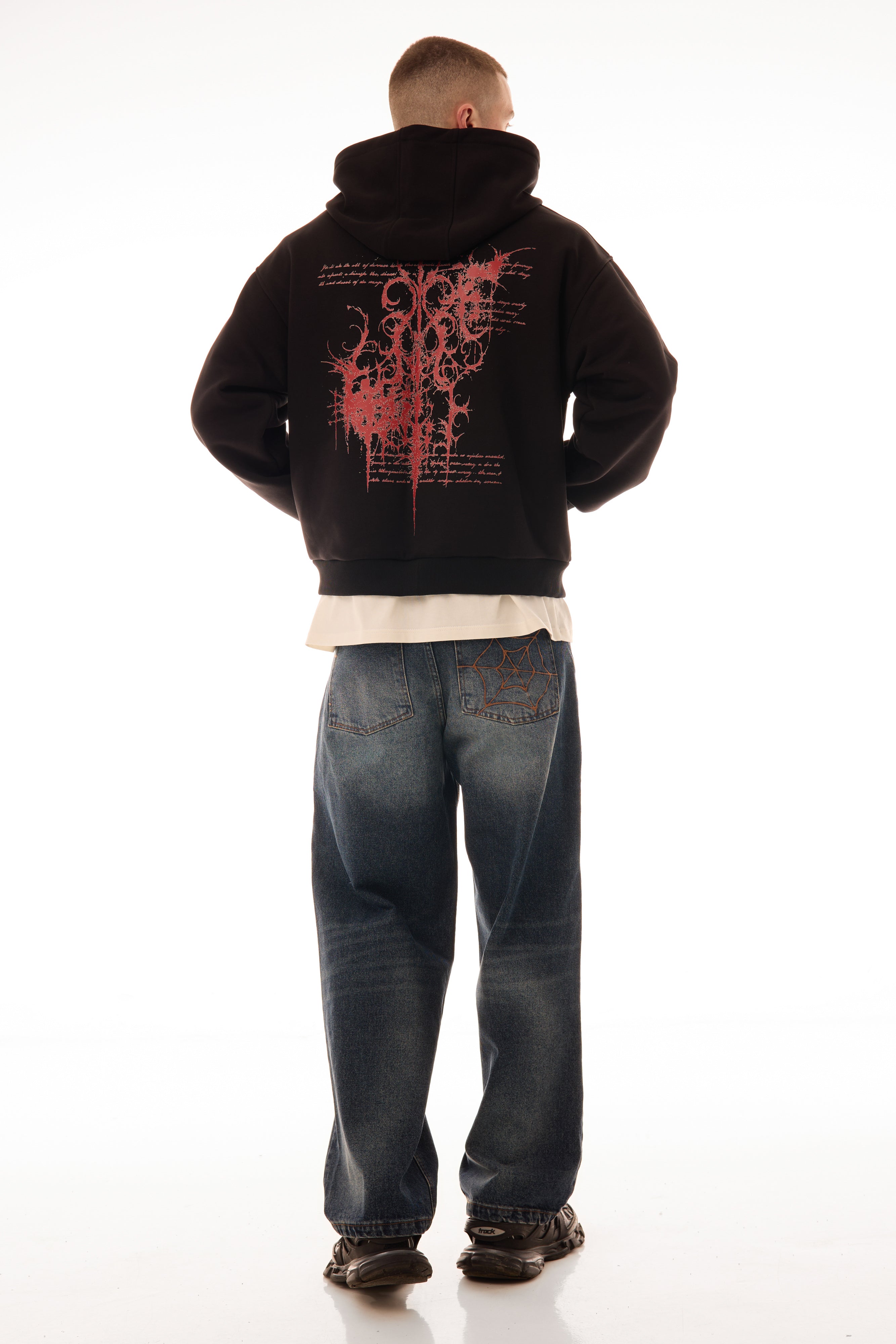 Model văzut din spate purtând blugii Classic Denim wide fit, cu stonewash, used wash și fading mustache, în nuanță mid-blue.
