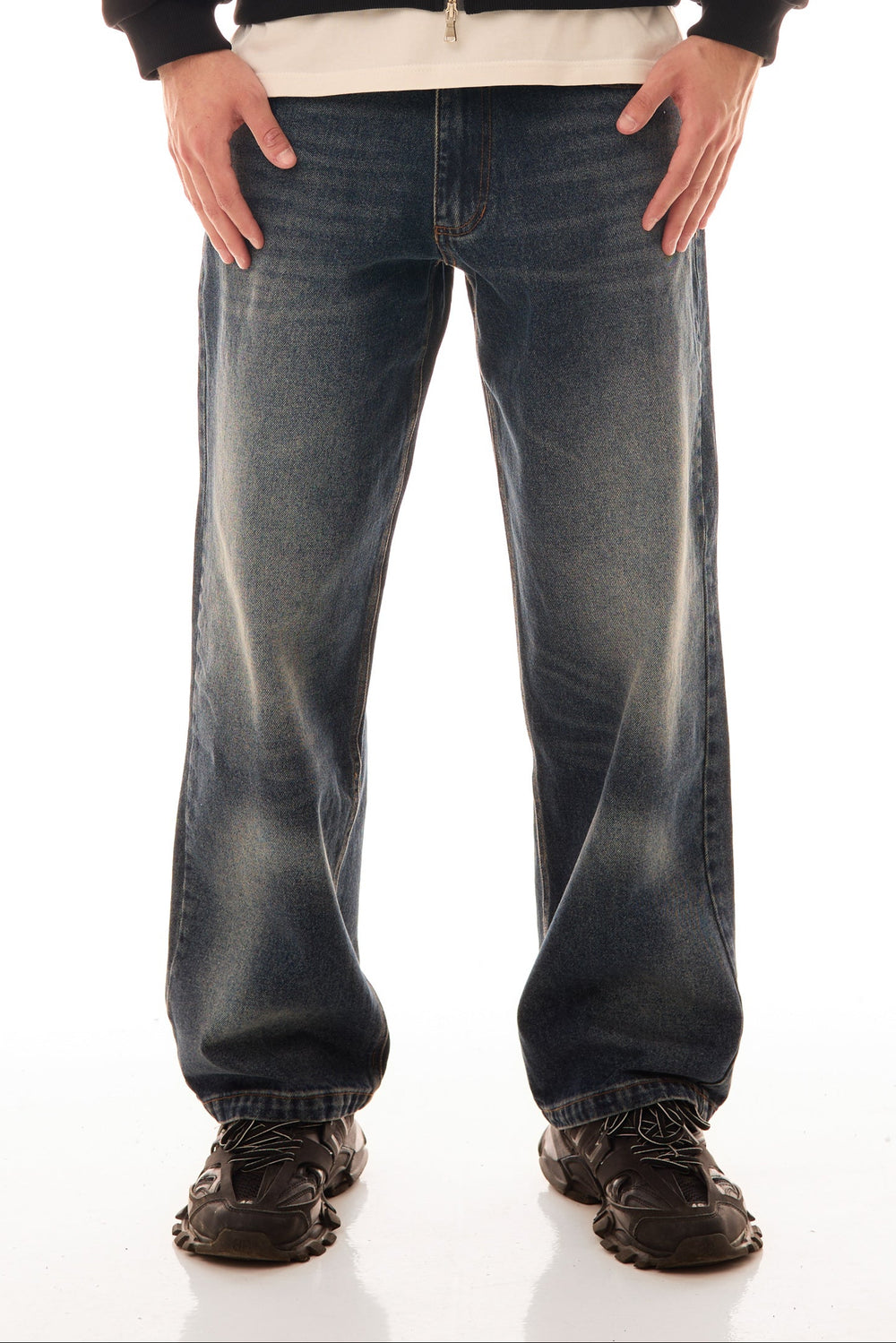 Detaliu frontal al blugilor Classic Denim wide fit, cu stonewash, used wash și fading mustache, în nuanță mid-blue.
