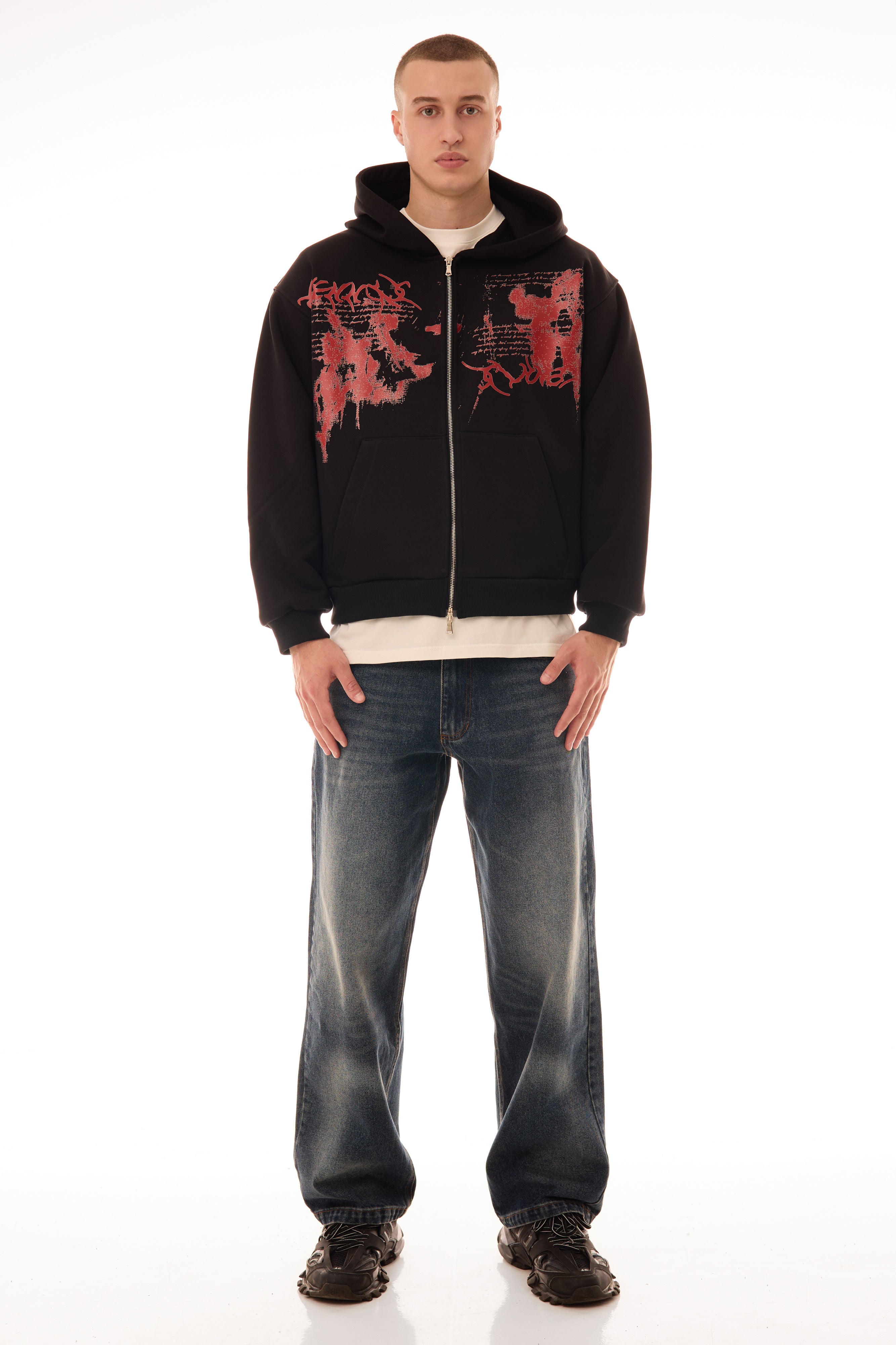 Model purtând blugii Classic Denim wide fit, mid-blue, cu stonewash, used wash și mustache fading pe partea frontală.
