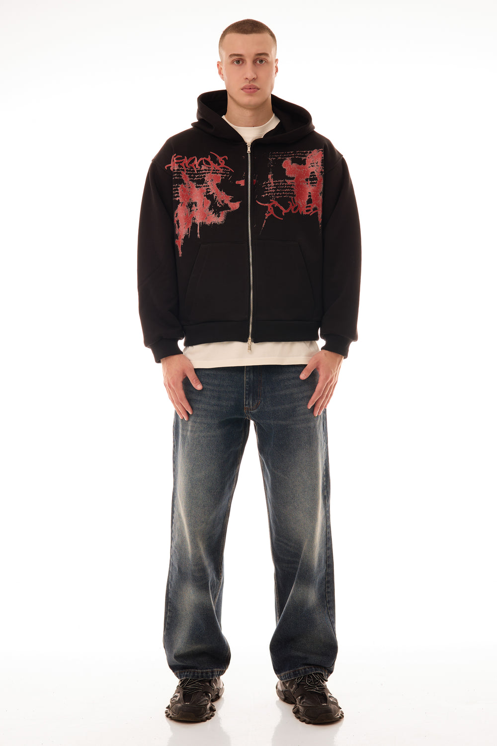 Model purtând blugii Classic Denim wide fit, mid-blue, cu stonewash, used wash și mustache fading pe partea frontală.
