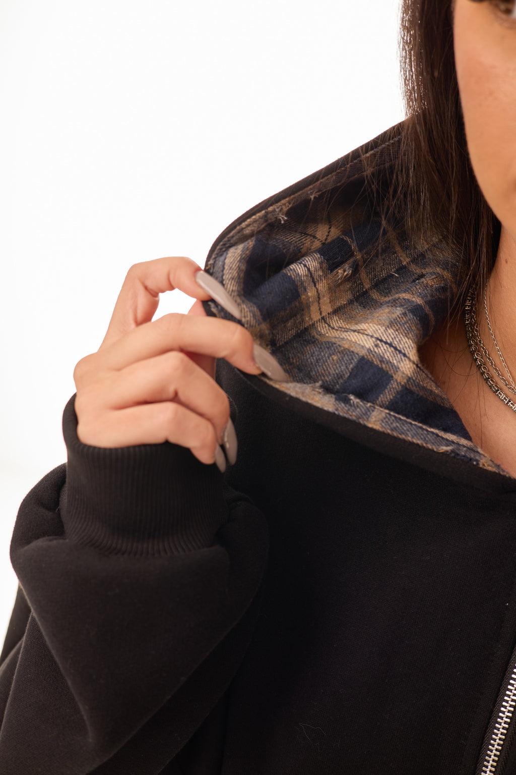 Detaliu hanorac Disorder Zip Up negru, interior glugă cu material tip cămașă flanel rupt, prim-plan ținut de model