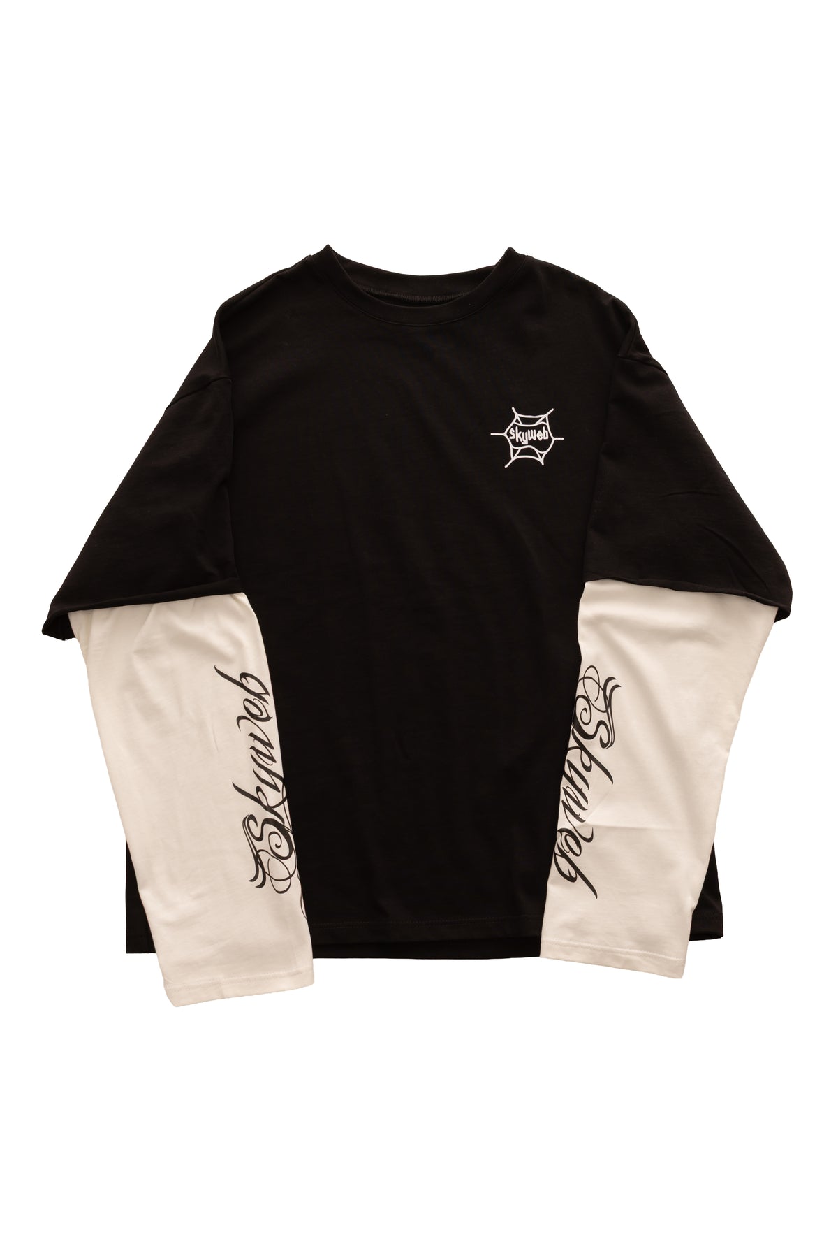 Tricou negru DUAL LONG TEE cu mâneci albe layered și print Skyweb pe piept – vedere față.