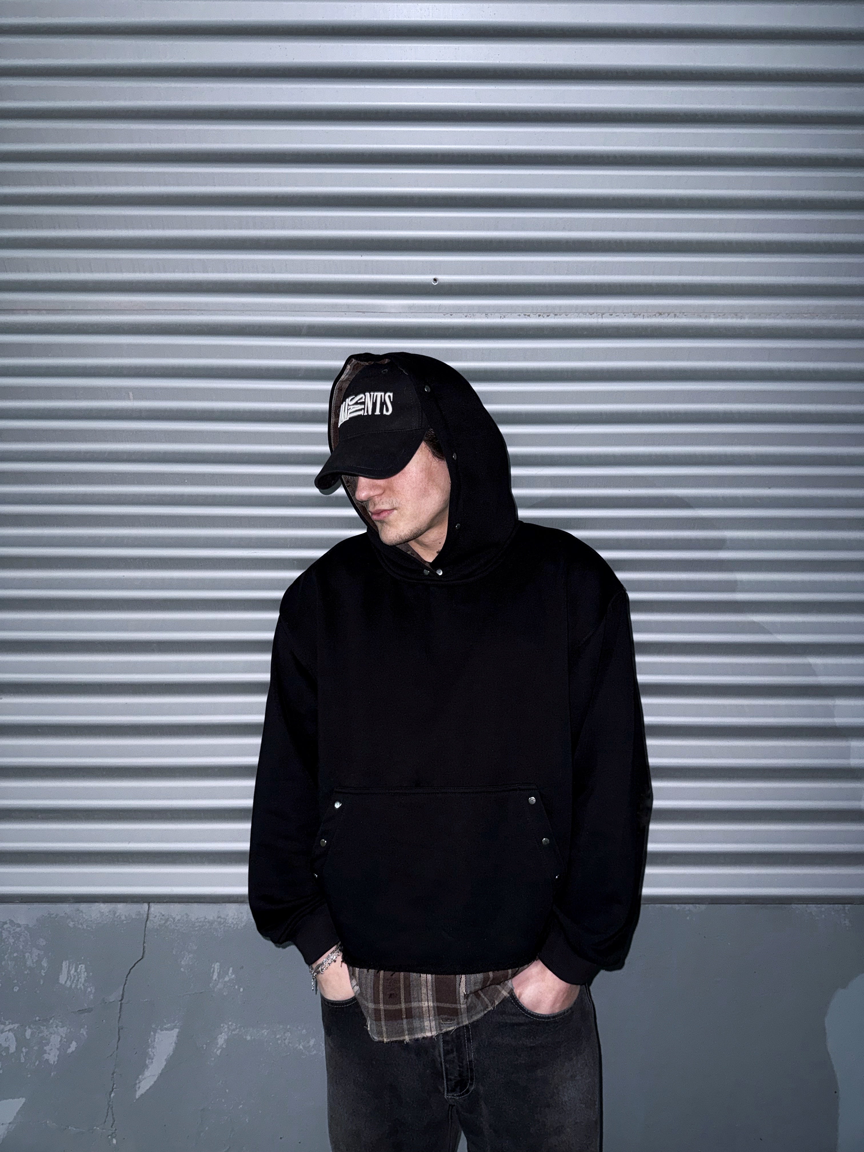 hanorac faultline hoodie negru layered outfit streetwear vedere unghi lateral cu insertie camasa