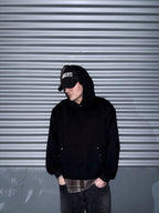 hanorac faultline hoodie negru layered outfit streetwear vedere unghi lateral cu insertie camasa