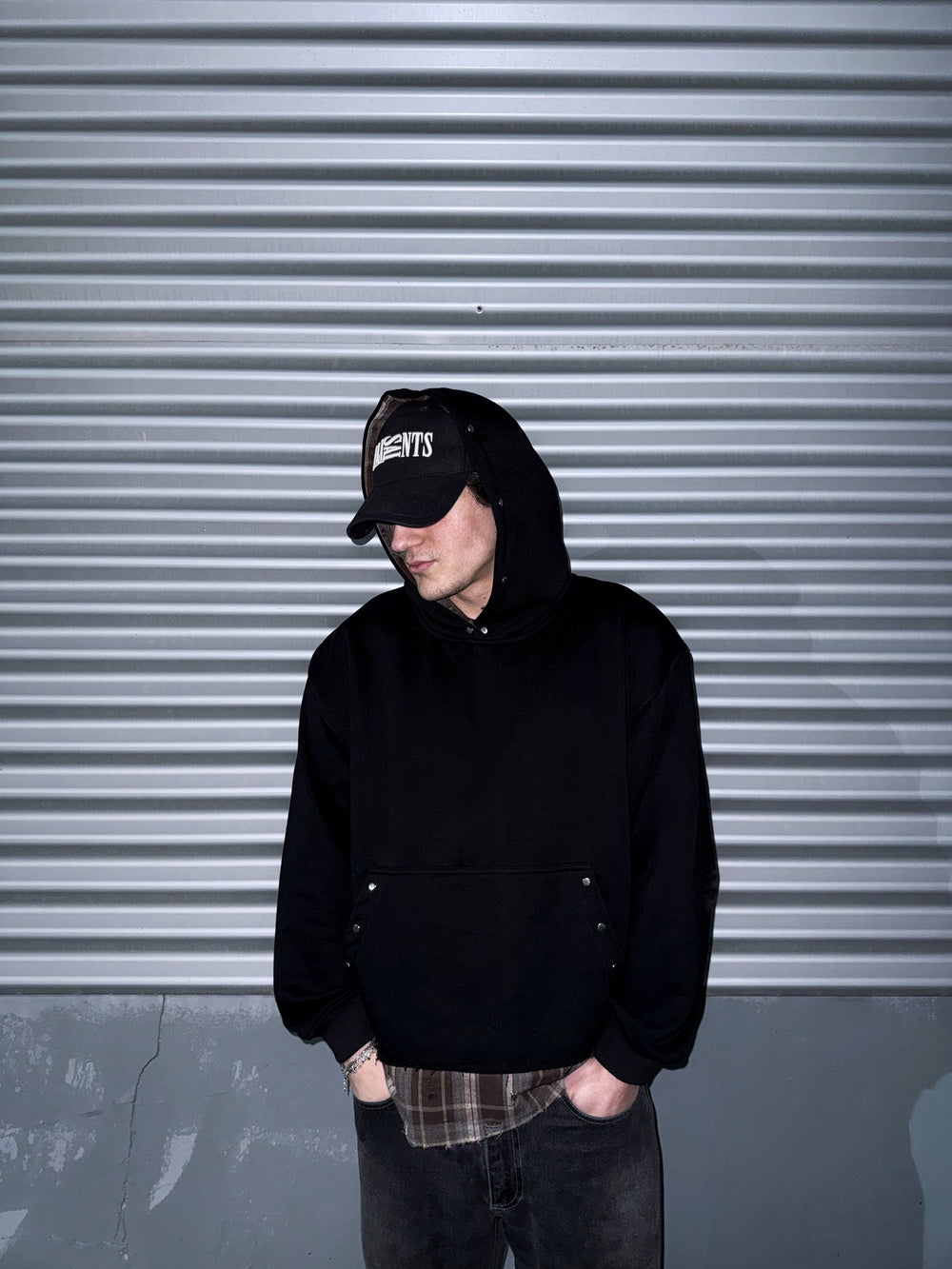 hanorac faultline hoodie negru layered outfit streetwear vedere unghi lateral cu insertie camasa