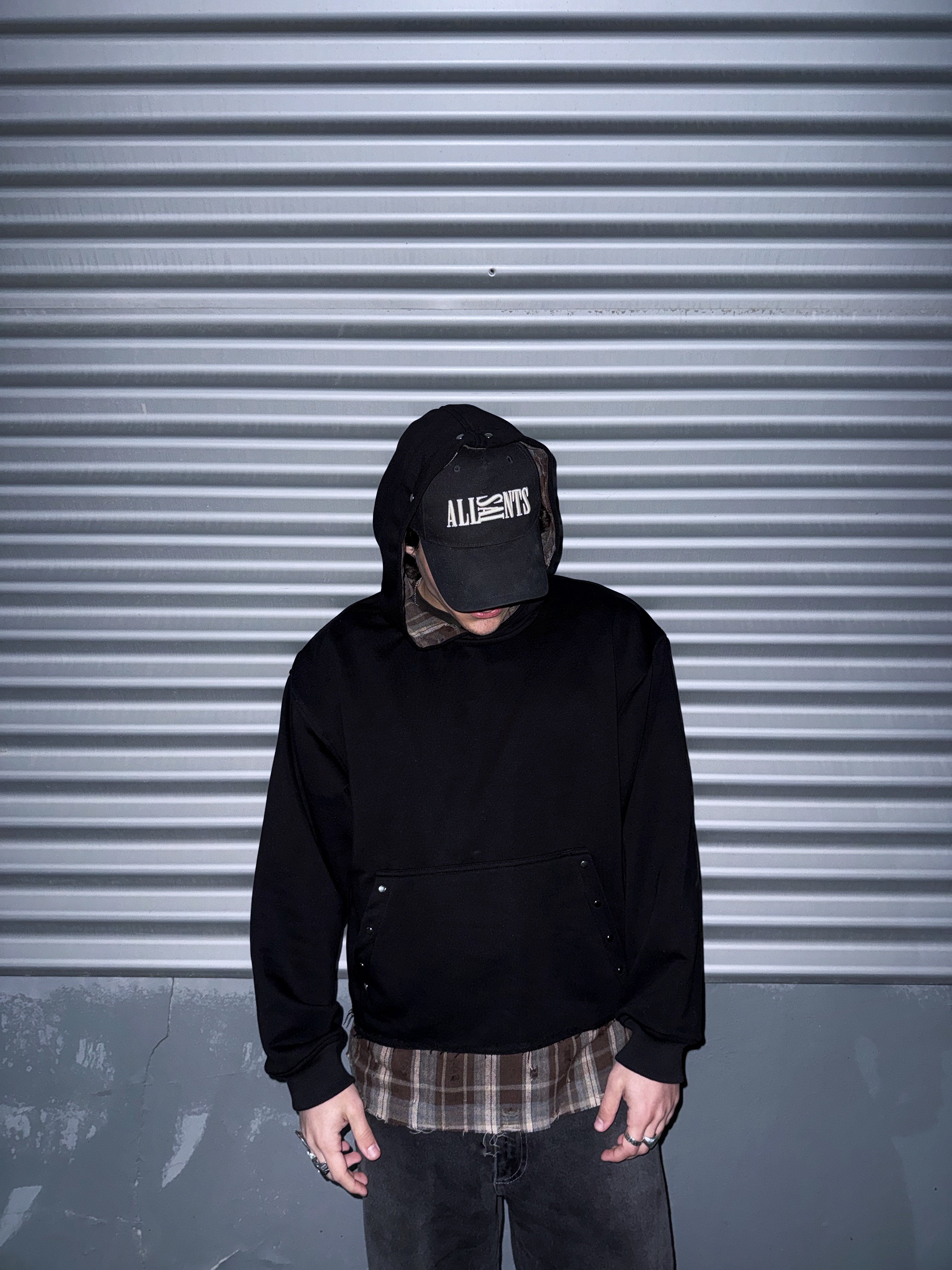 hanorac faultline hoodie negru layered outfit streetwear vedere front cu insertie camasa