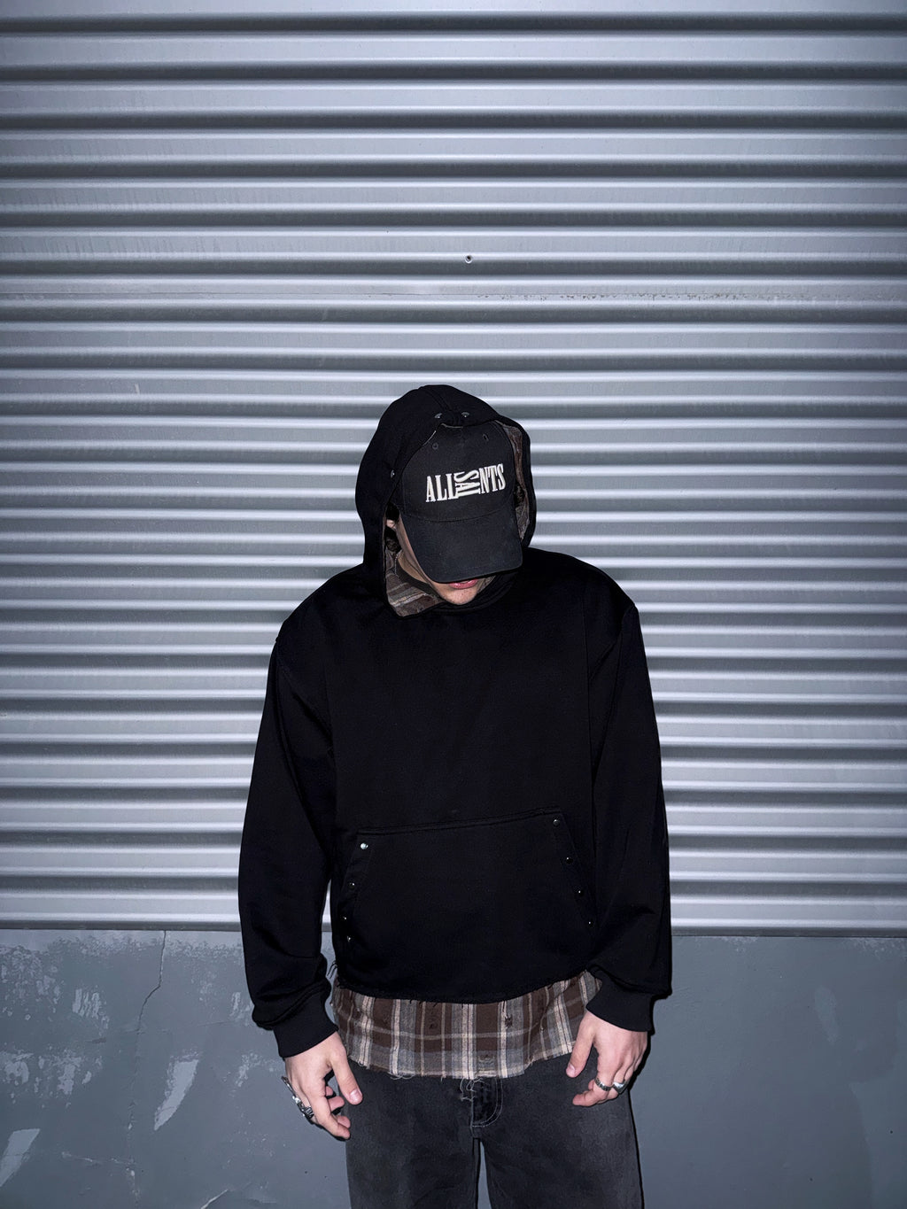 hanorac faultline hoodie negru layered outfit streetwear vedere front cu insertie camasa