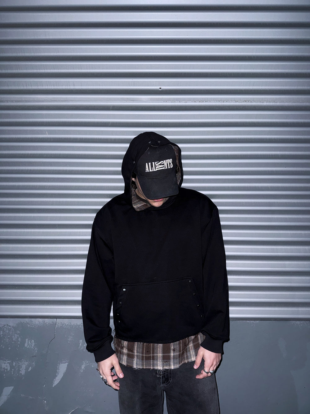 hanorac faultline hoodie negru layered outfit streetwear vedere front cu insertie camasa