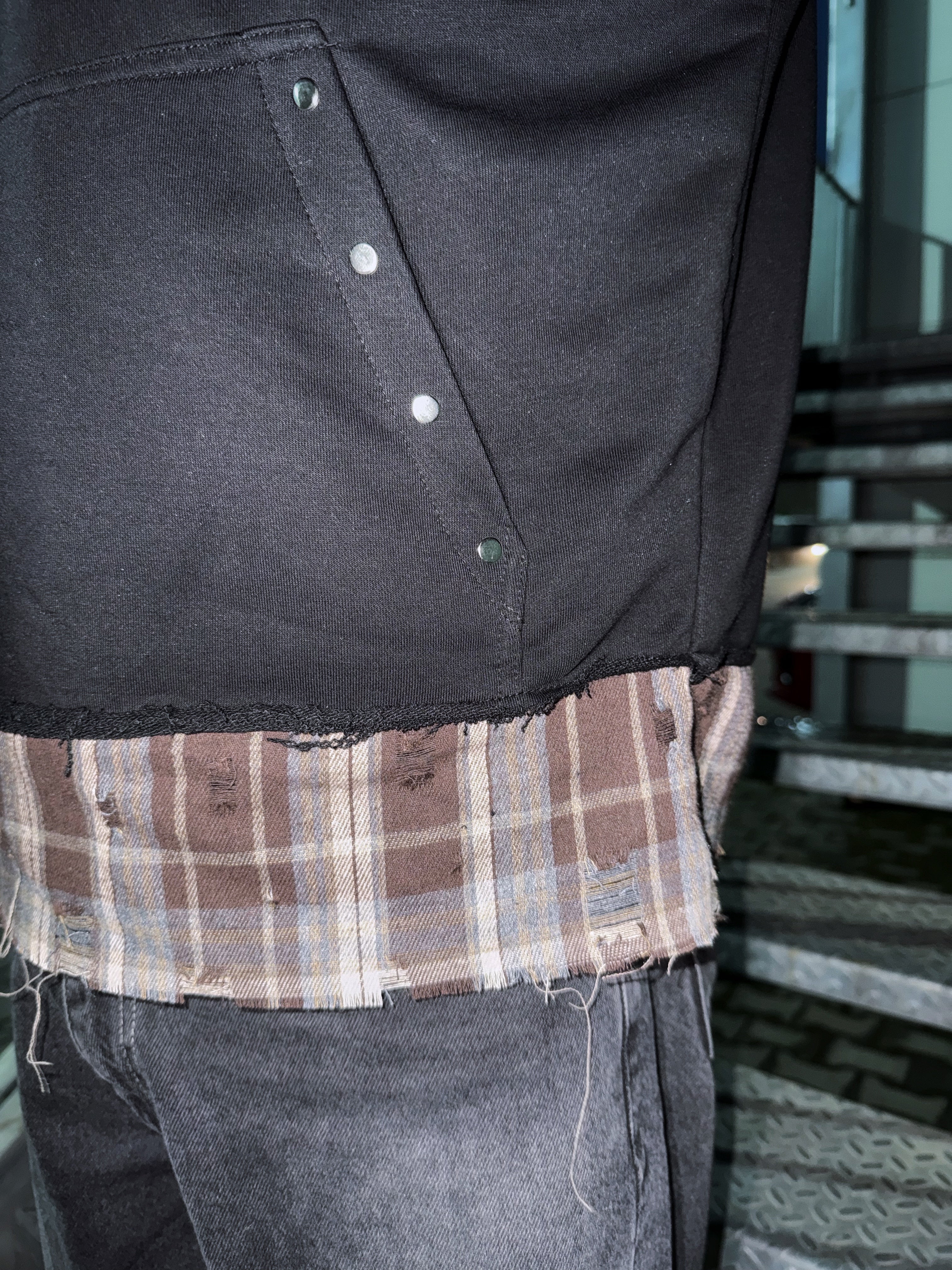 detaliu hanorac faultline hoodie layered margine distressed cu insertie camasa plaid bumbac