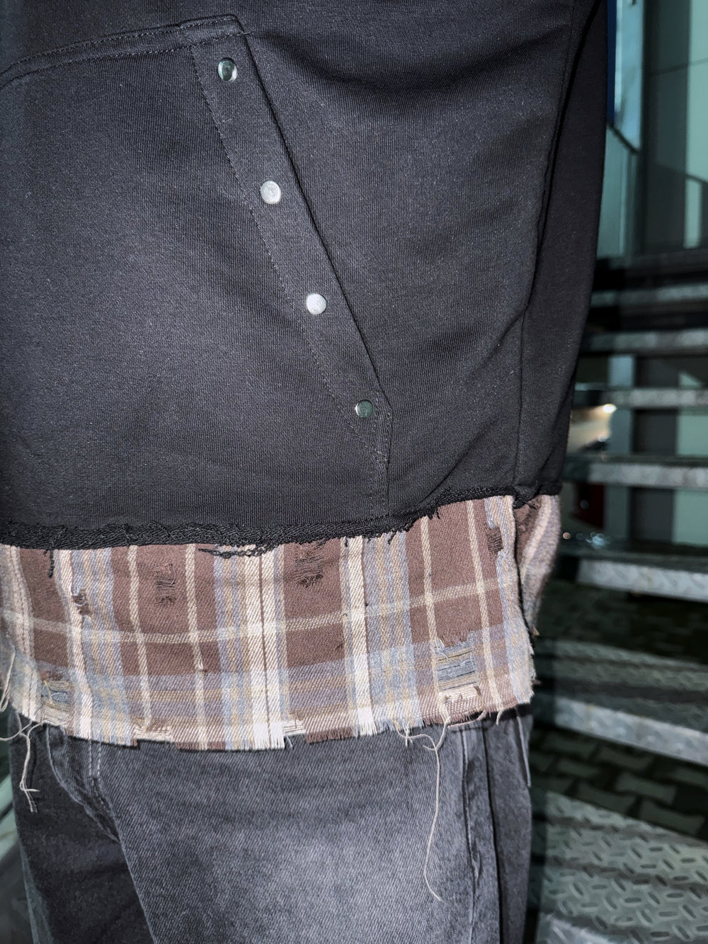 detaliu hanorac faultline hoodie layered margine distressed cu insertie camasa plaid bumbac