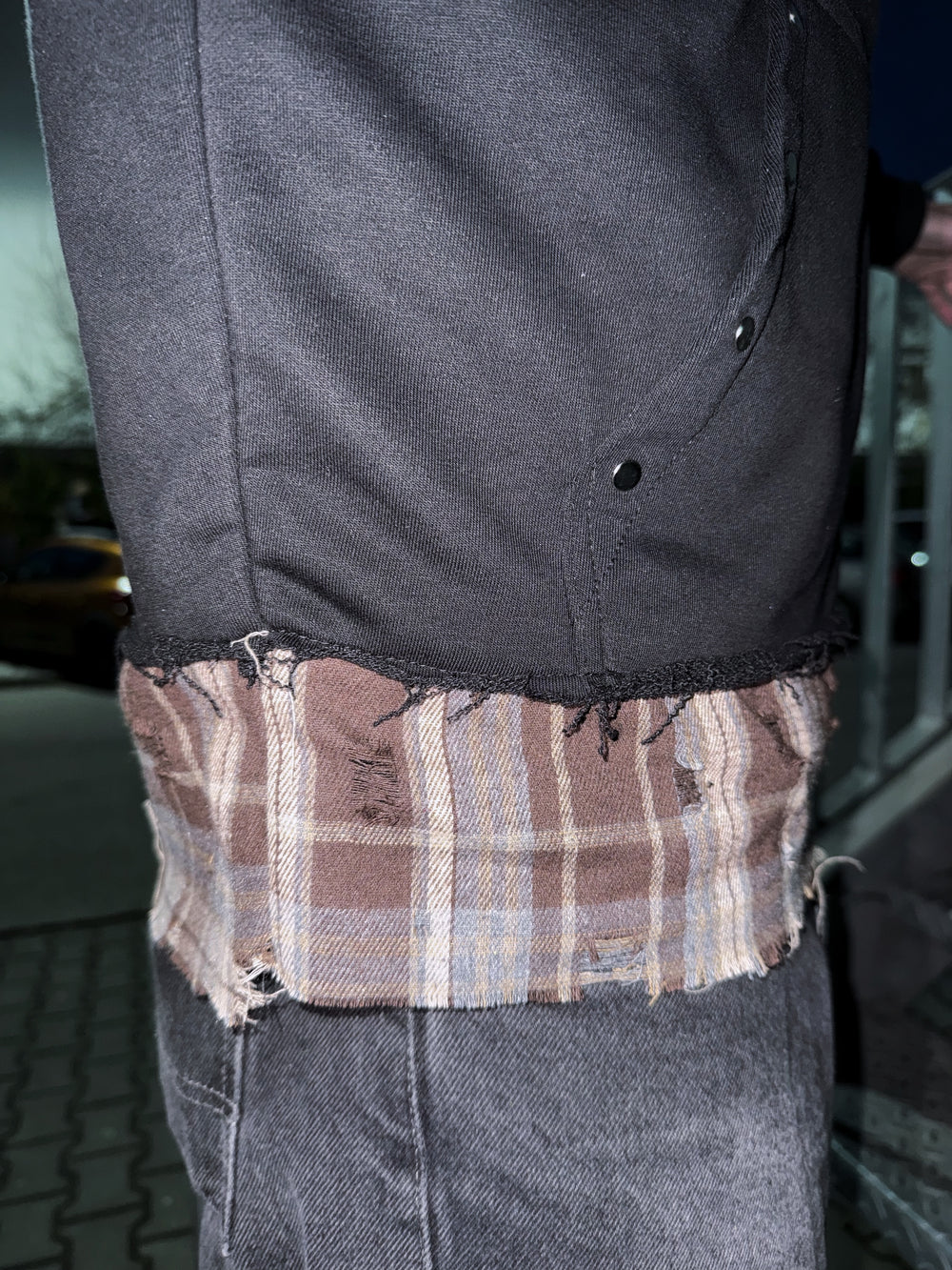 detaliu hanorac faultline hoodie layered lateral margine distressed cu insertie camasa plaid