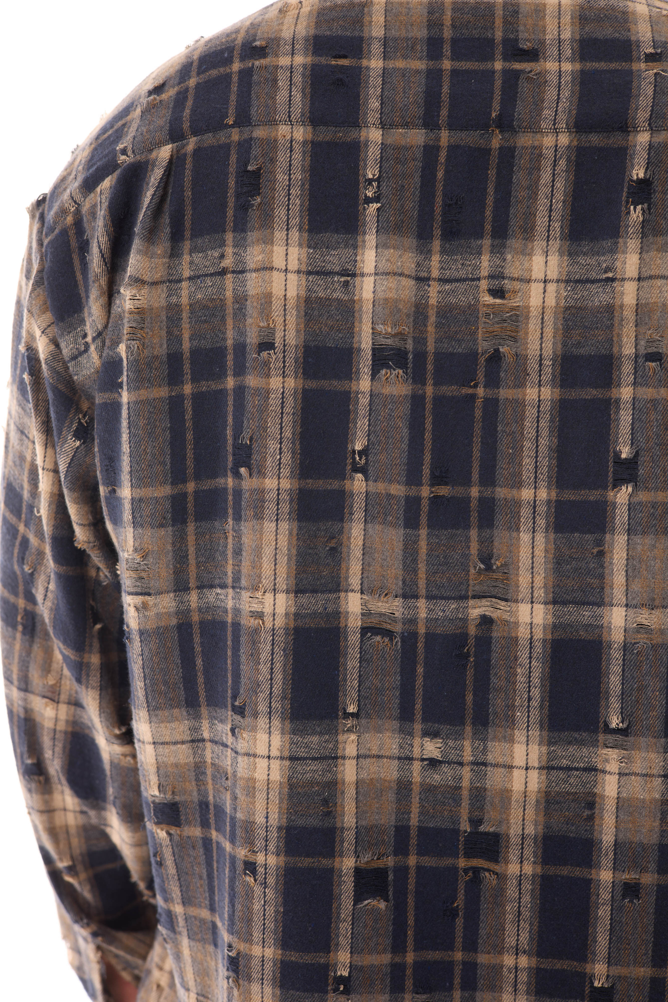 Detaliu close-up al materialului flannel al FRACTURE SHIRT, cămașă oversized ONE SIZE cu carouri bej-negru și efect distressed.