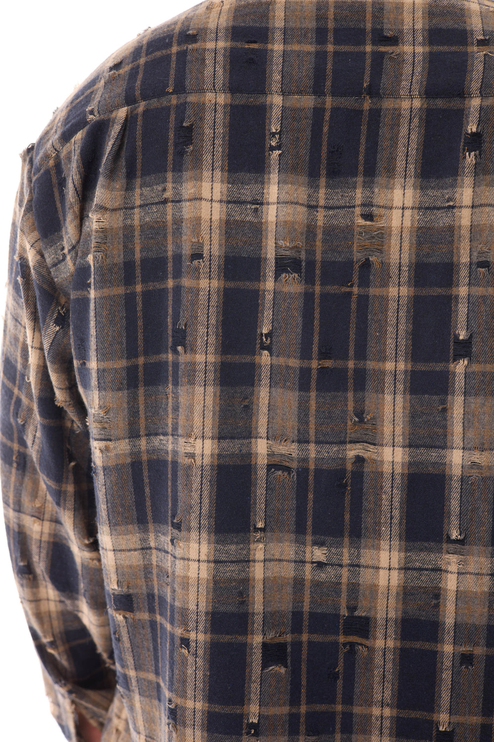 Detaliu close-up al materialului flannel al FRACTURE SHIRT, cămașă oversized ONE SIZE cu carouri bej-negru și efect distressed.