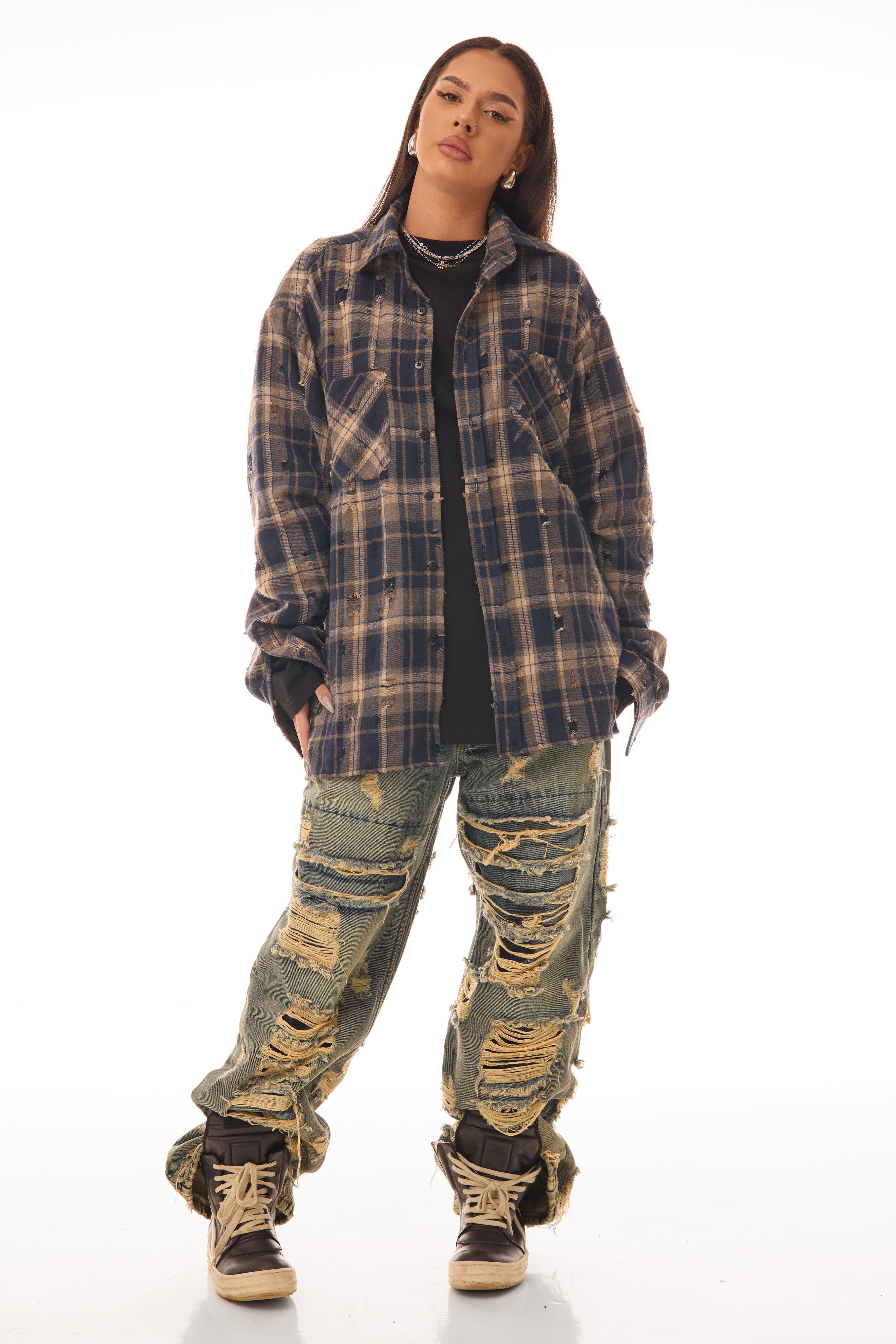 Model feminin purtând FRACTURE SHIRT, cămașă oversized ONE SIZE în carouri bej-negru, flannel 100% bumbac, vedere frontală.