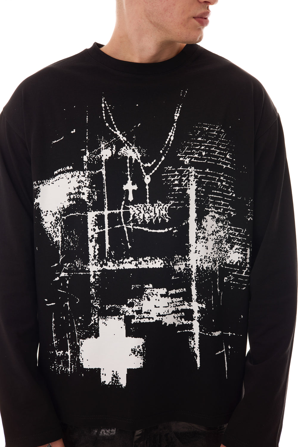 Detaliu close-up al printului alb texturat de pe FRAGMENT BLACK LONG TEE, tricou negru oversized 300 GSM.