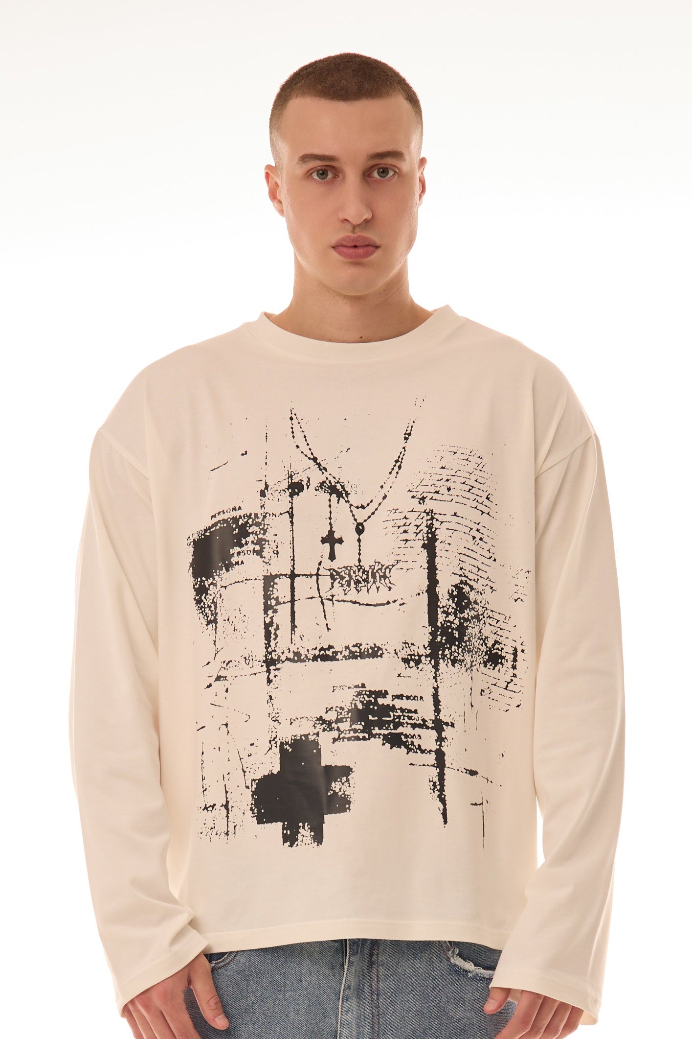 Model purtând FRAGMENT WHITE LONG TEE crem/alb, tricou oversized 300 GSM cu print negru abstract pe față – vedere frontală.