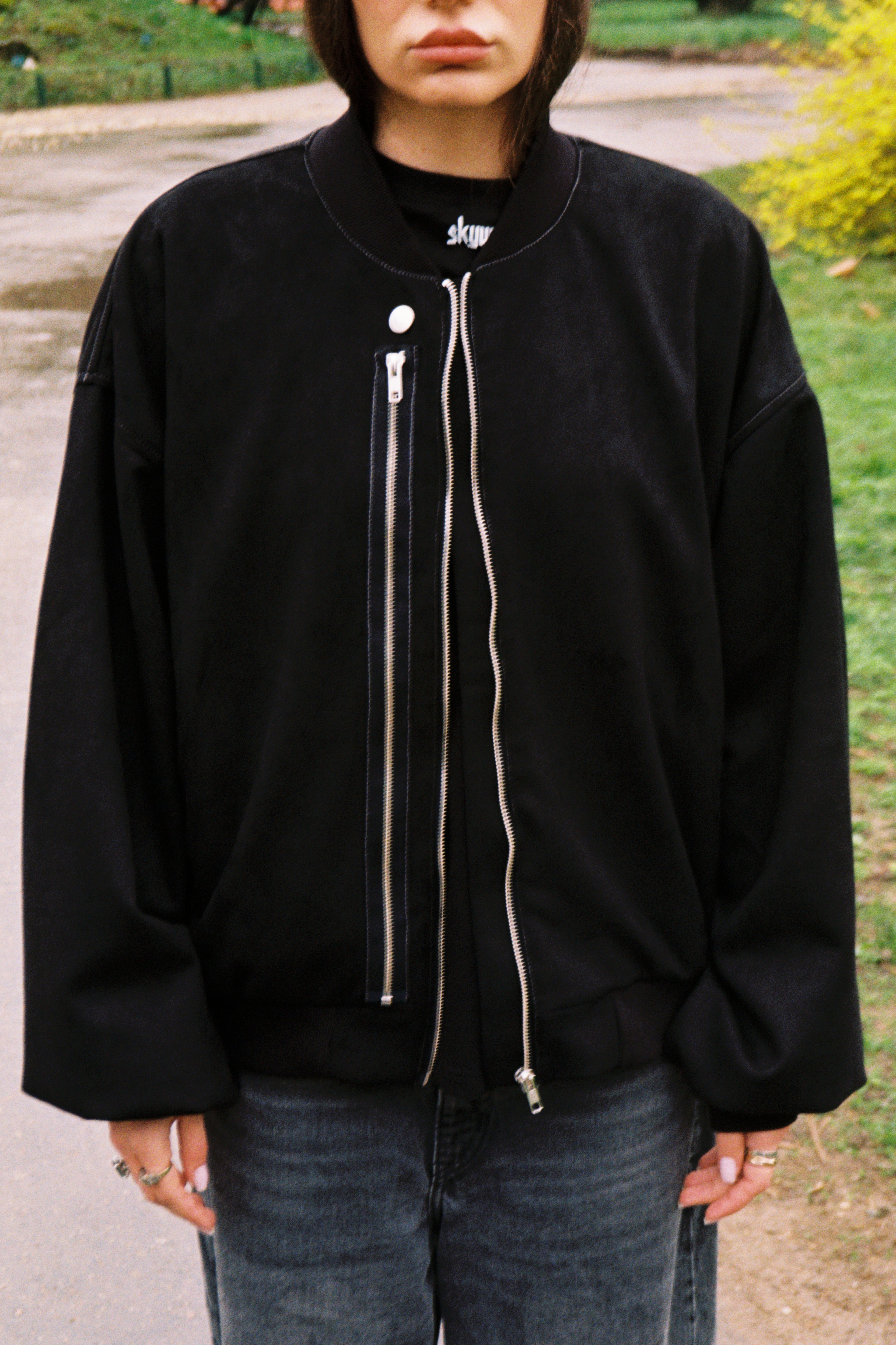 detaliu geaca bomber neagra fermoar ykk si material suede red core