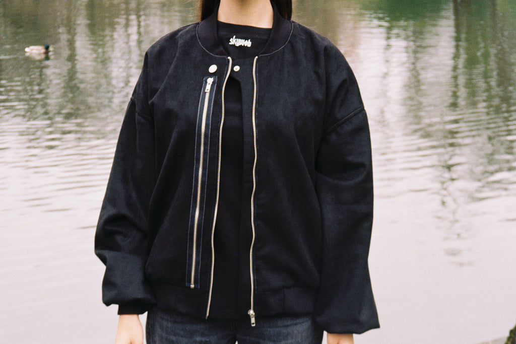 detaliu geaca bomber neagra cu fermoare ykk fit boxy oversized streetwear red core jacket