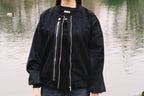 detaliu geaca bomber neagra cu fermoare ykk fit boxy oversized streetwear red core jacket