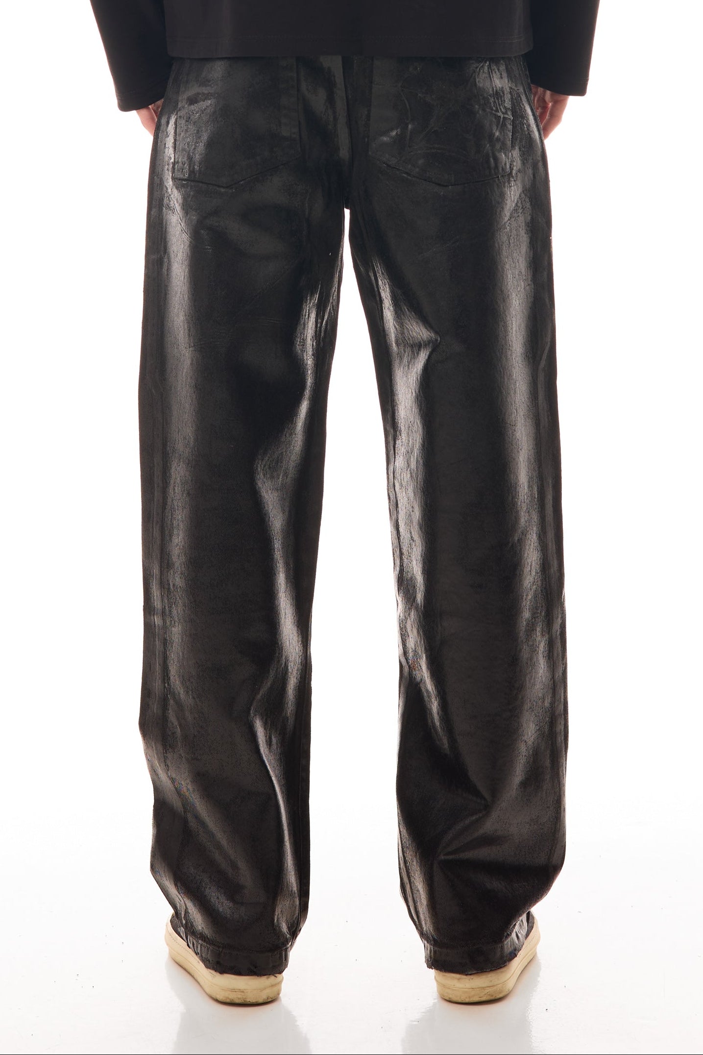 Blugii Midnight Denim văzuți din spate, relaxed straight fit, cu coating cerat pe bază de silicon și textură neagră lucioasă.