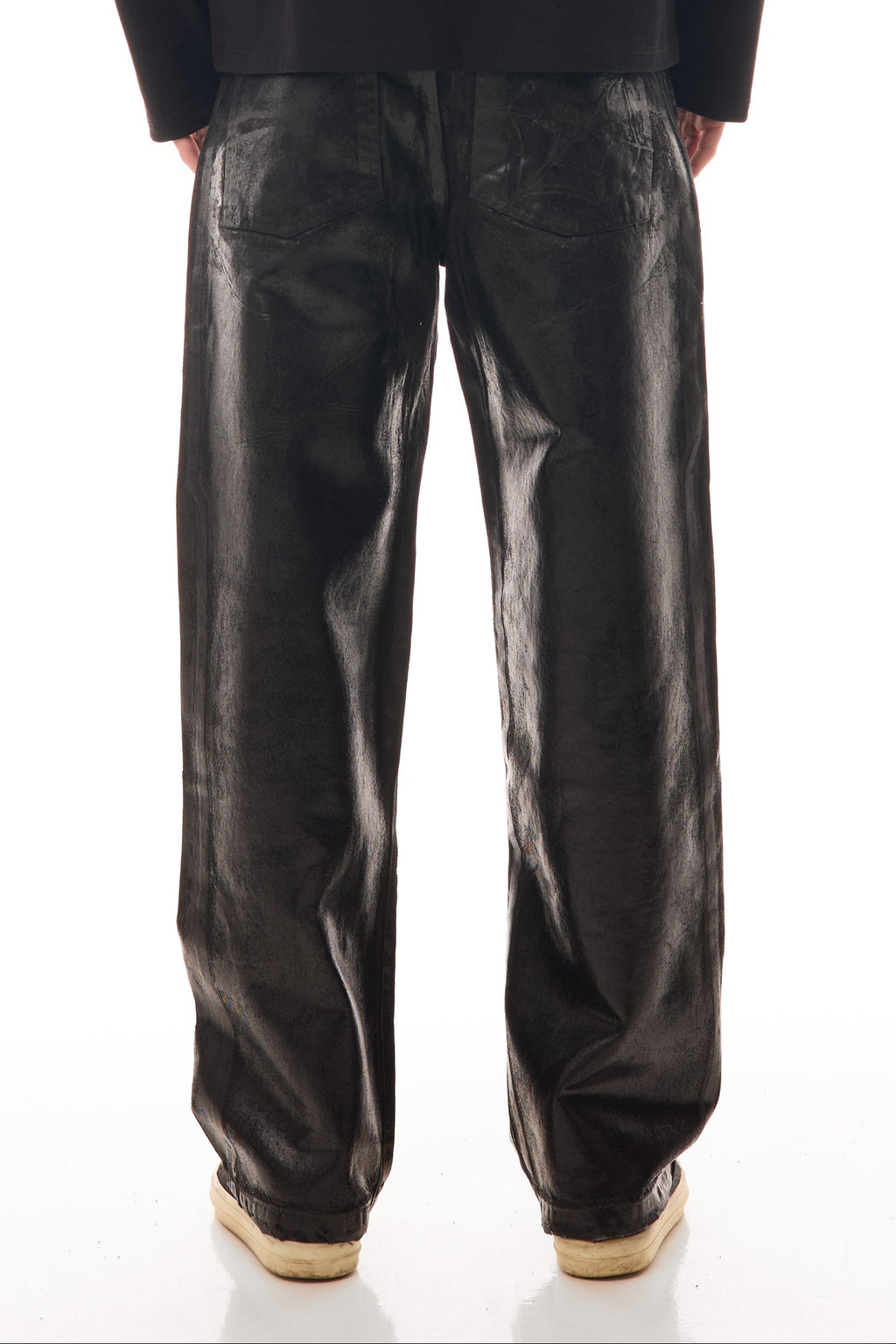 Blugii Midnight Denim văzuți din spate, relaxed straight fit, cu coating cerat pe bază de silicon și textură neagră lucioasă.