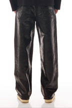 Blugii Midnight Denim văzuți din spate, relaxed straight fit, cu coating cerat pe bază de silicon și textură neagră lucioasă.