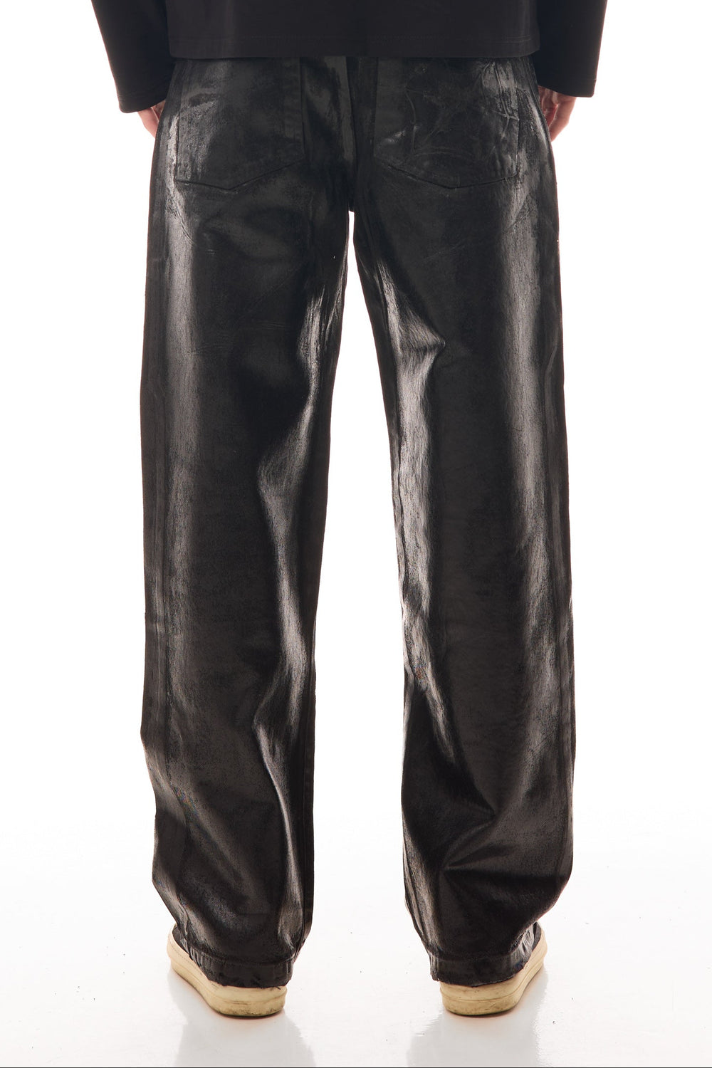 Blugii Midnight Denim văzuți din spate, relaxed straight fit, cu coating cerat pe bază de silicon și textură neagră lucioasă.