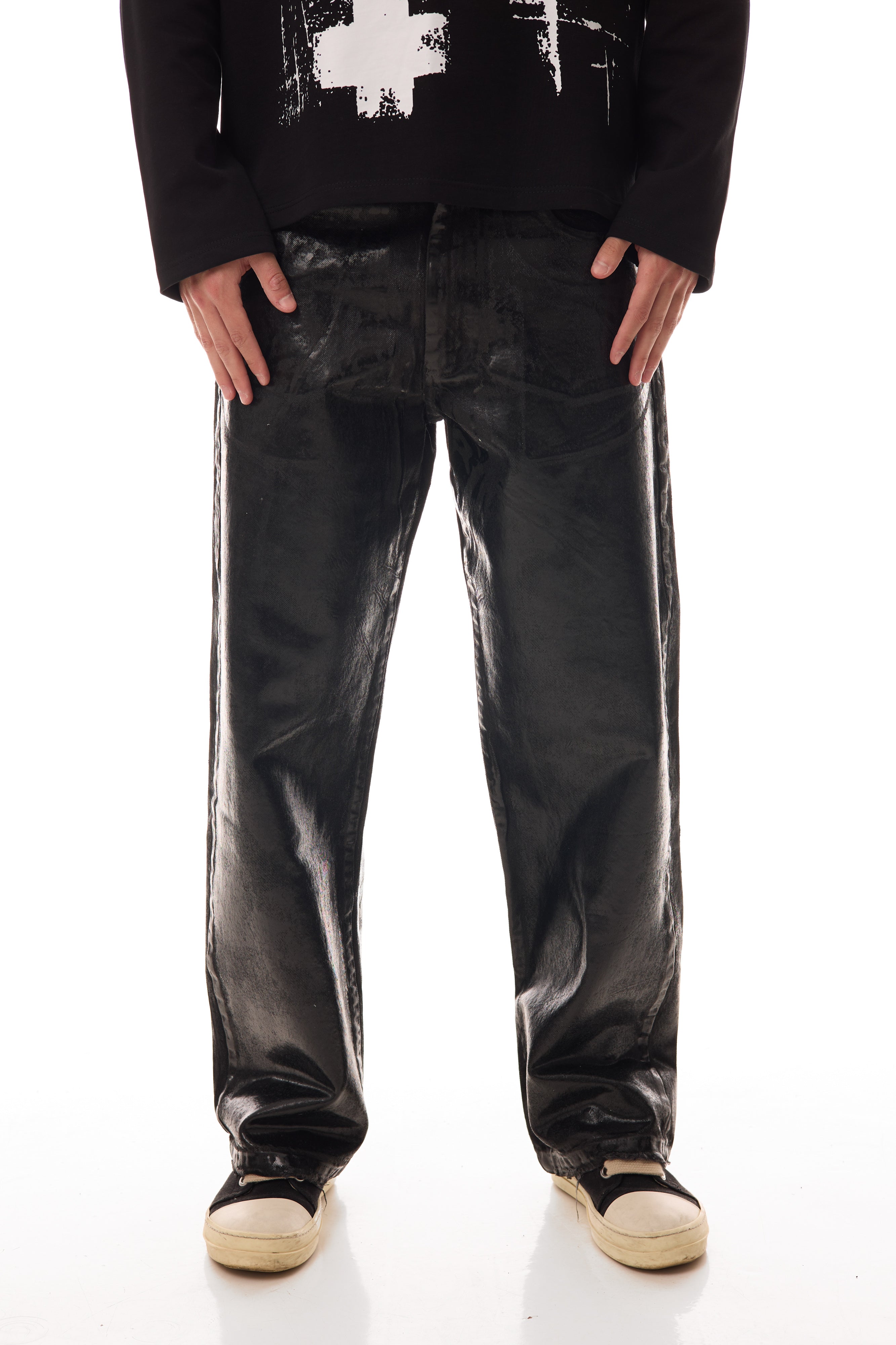 Close-up frontal al blugilor Midnight Denim, relaxed straight fit, cu coating cerat pe bază de silicon și textură lucioasă.
