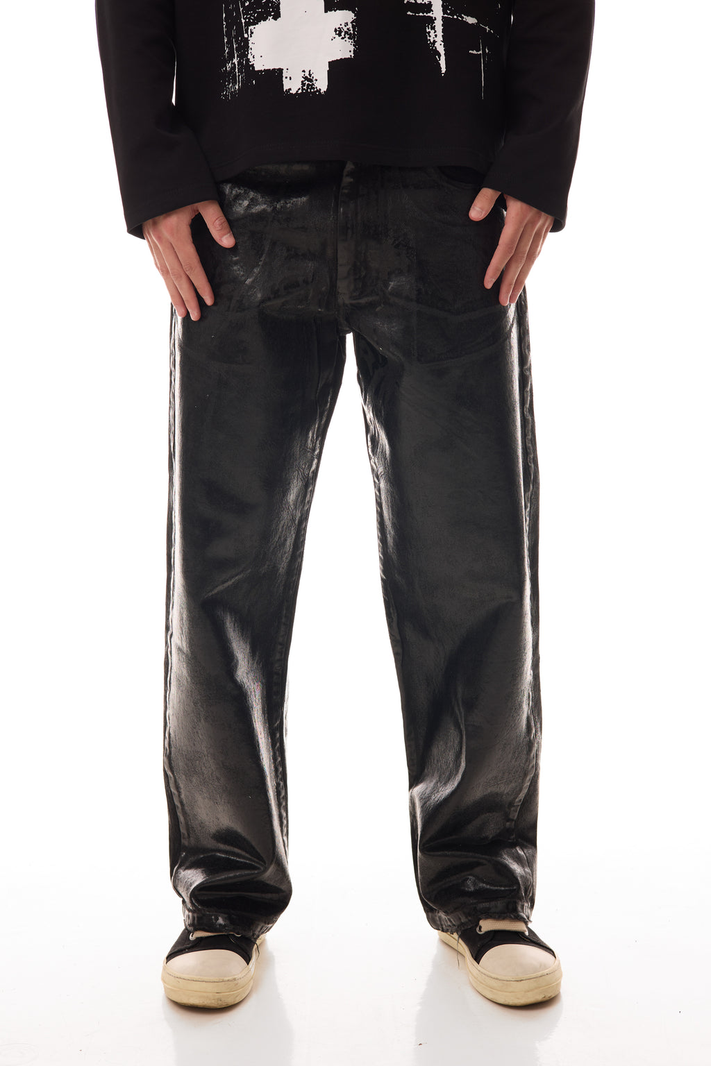 Close-up frontal al blugilor Midnight Denim, relaxed straight fit, cu coating cerat pe bază de silicon și textură lucioasă.
