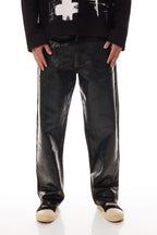Close-up frontal al blugilor Midnight Denim, relaxed straight fit, cu coating cerat pe bază de silicon și textură lucioasă.
