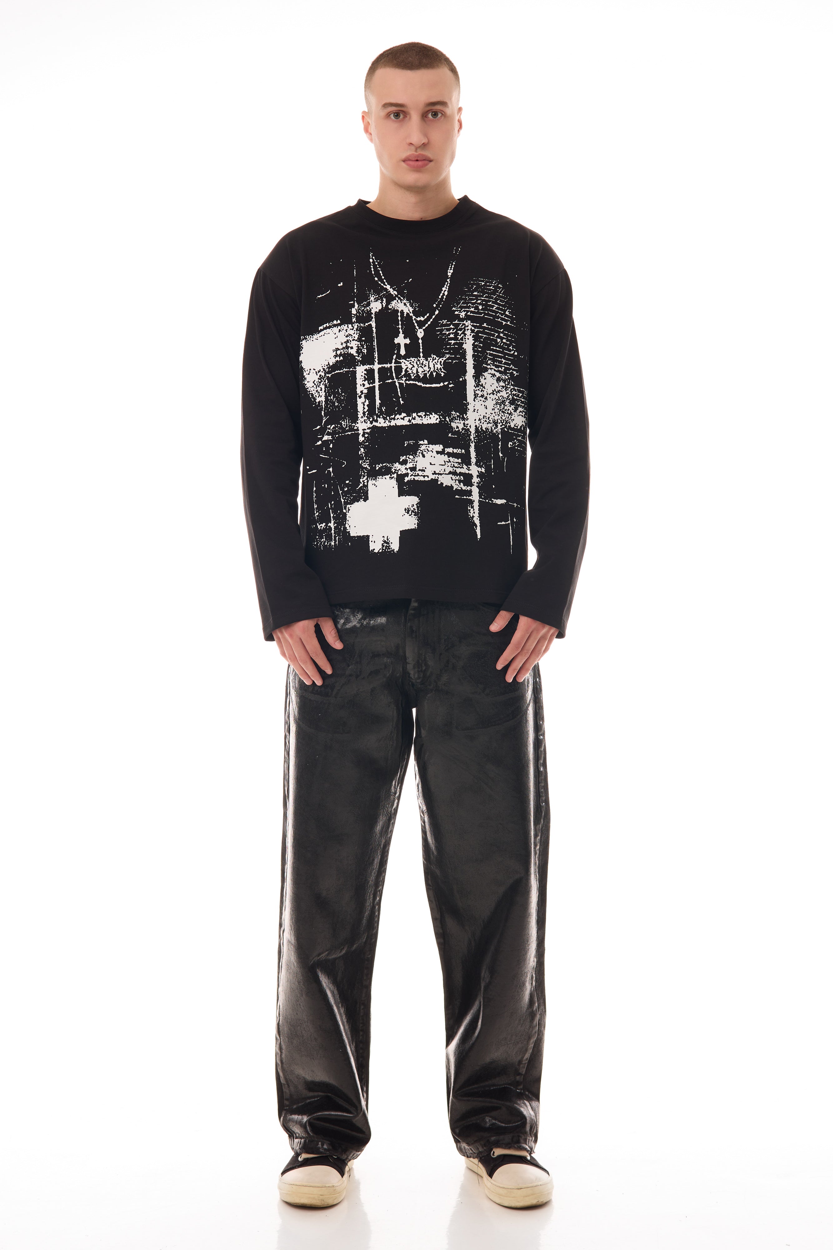 Model purtând blugii Midnight Denim, relaxed straight fit, cu coating cerat pe bază de silicon, integrați într-un outfit streetwear.