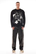 Model purtând blugii Midnight Denim, relaxed straight fit, cu coating cerat pe bază de silicon, integrați într-un outfit streetwear.