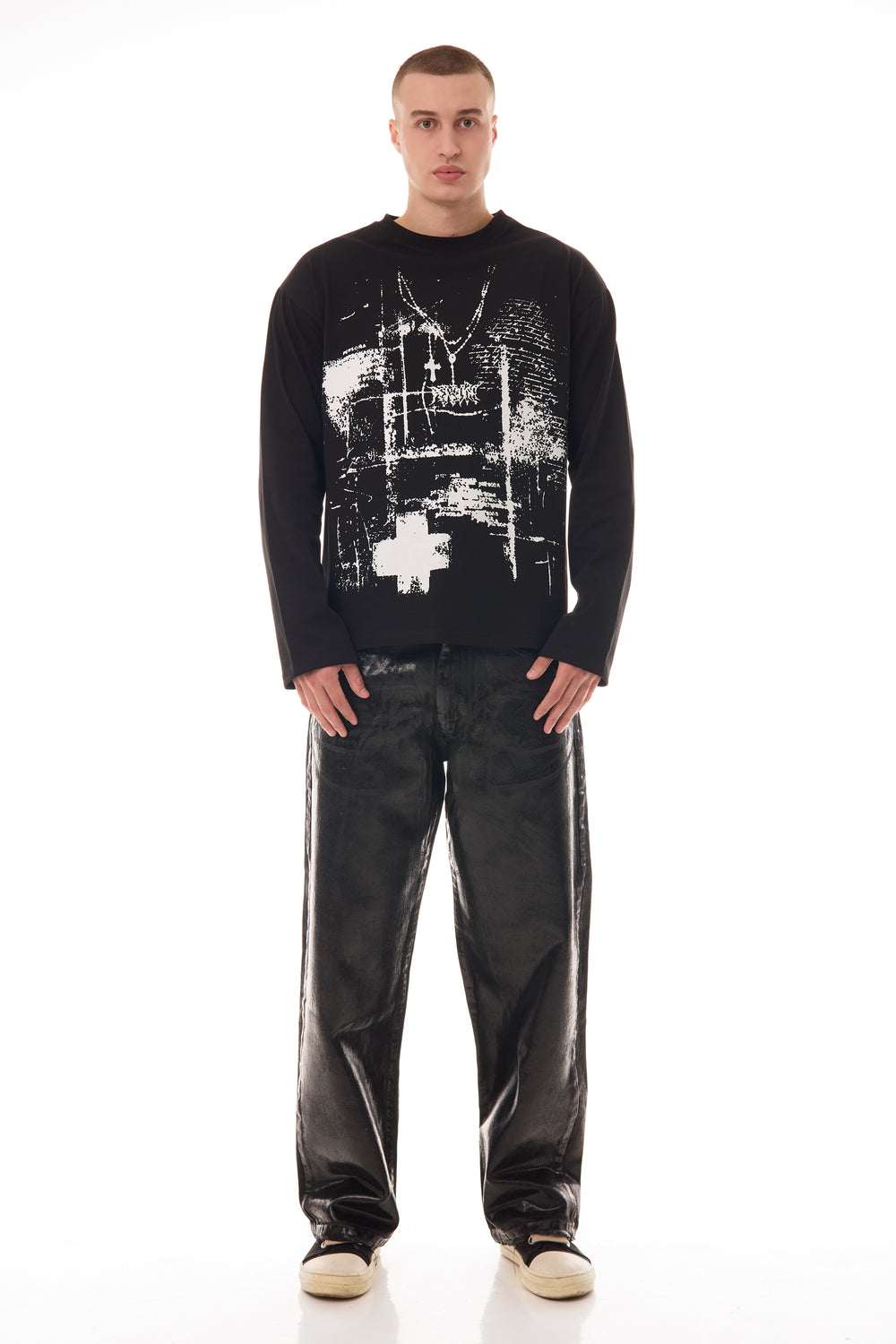 Model purtând blugii Midnight Denim, relaxed straight fit, cu coating cerat pe bază de silicon, integrați într-un outfit streetwear.