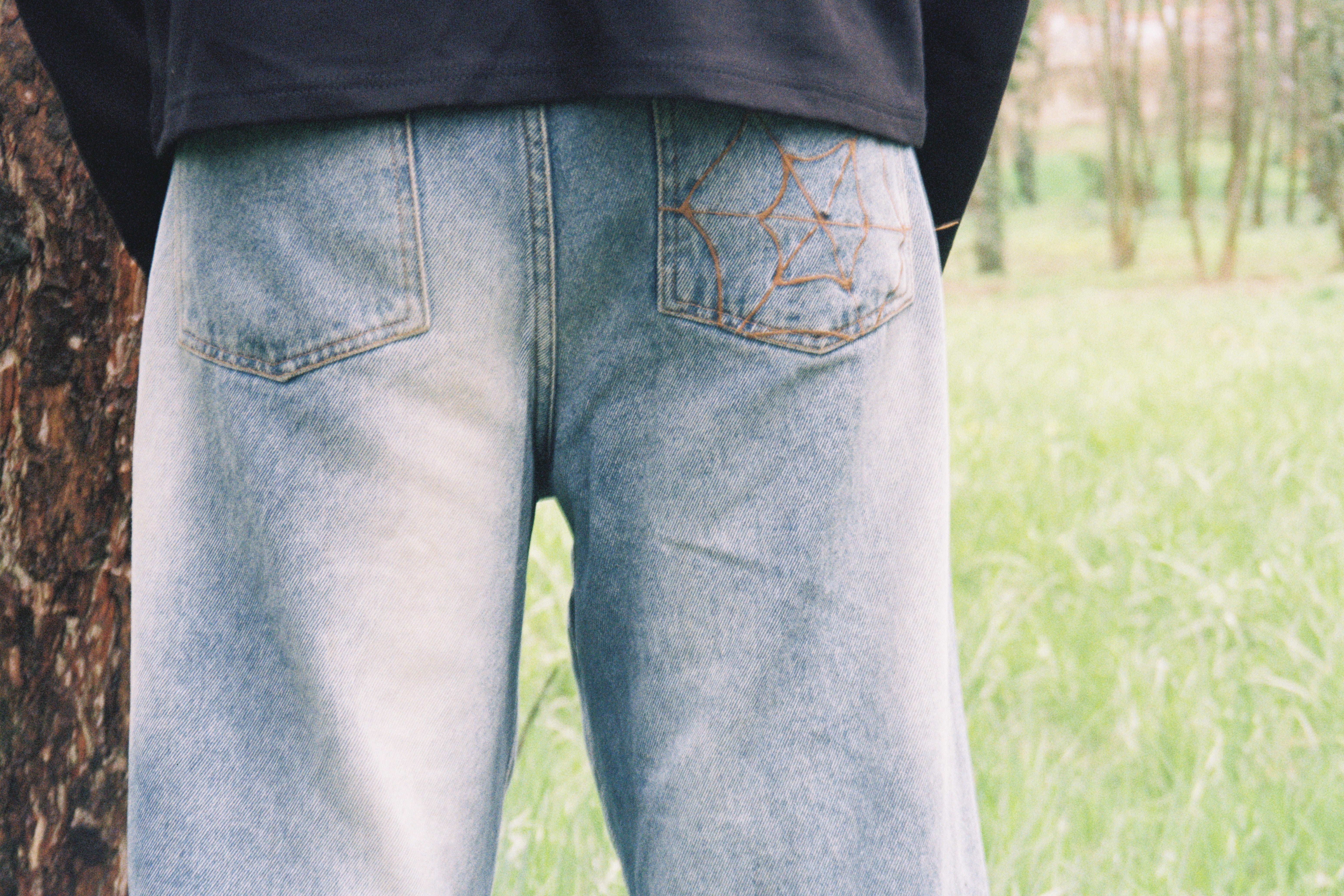 detaliu buzunar spate blugi denim albastri cu design si efect uzat