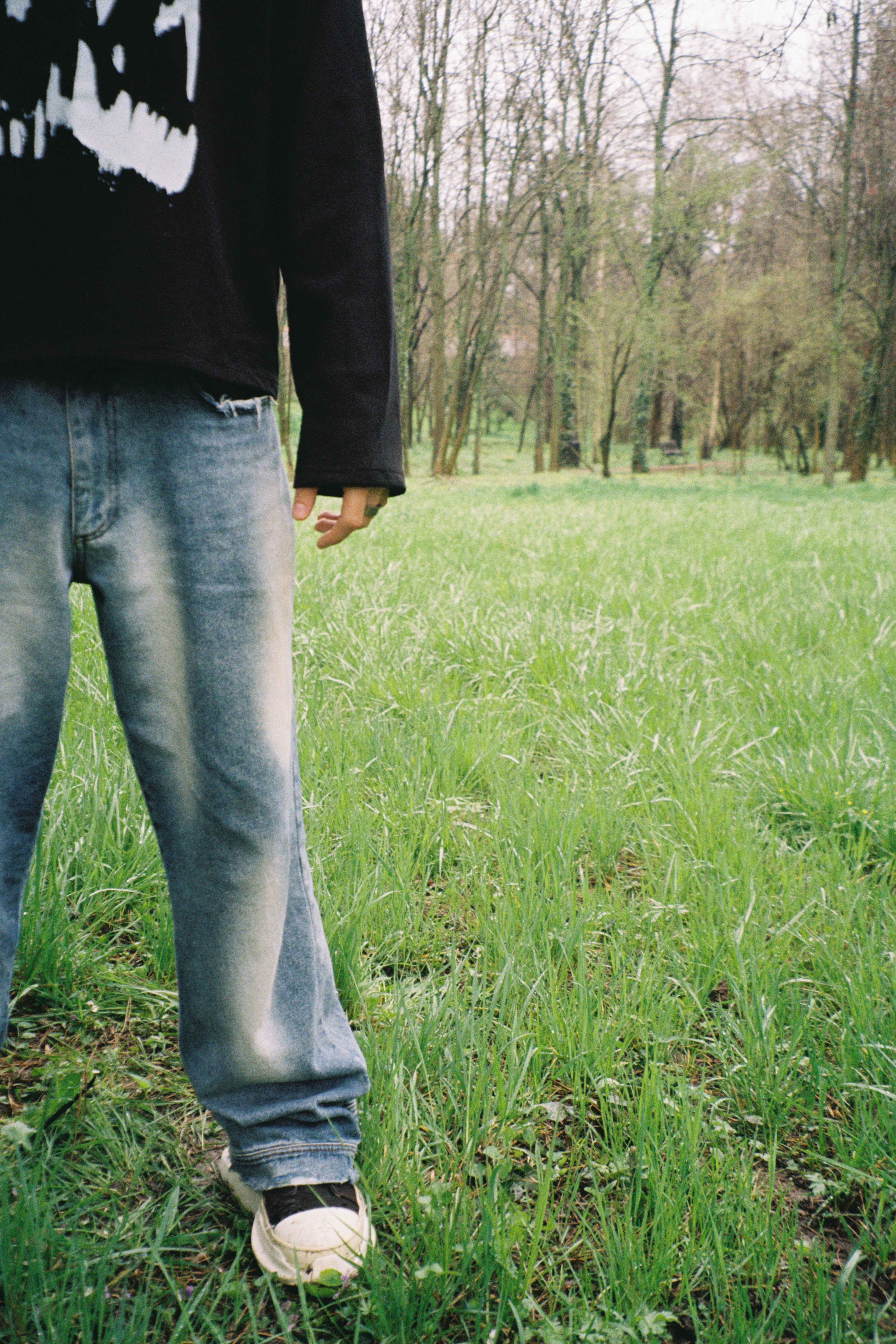 detaliu blugi albastri wide fit efect decolorat stonewash fata denim