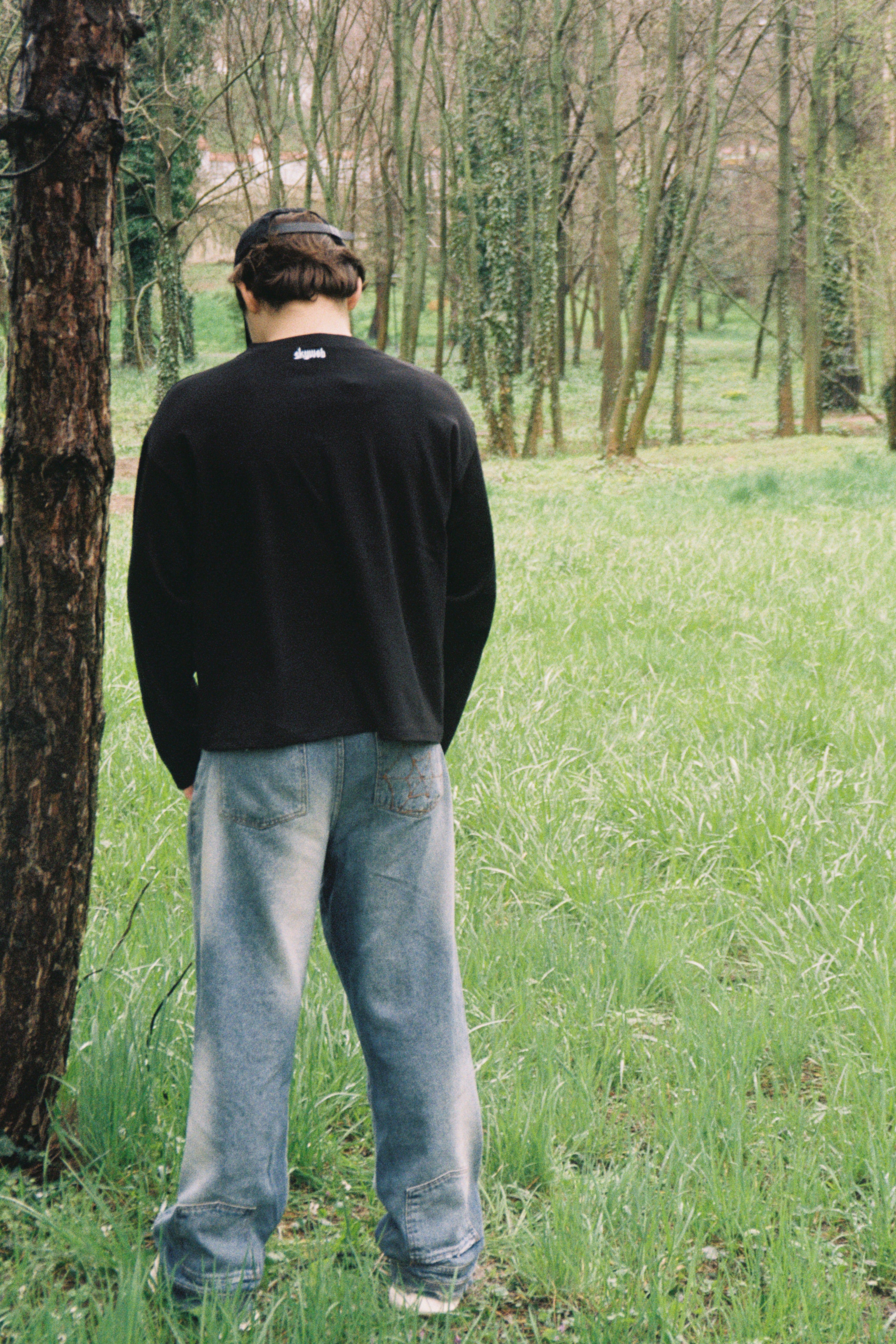 blugi albastri wide fit spate outfit streetwear denim cu efect uzat